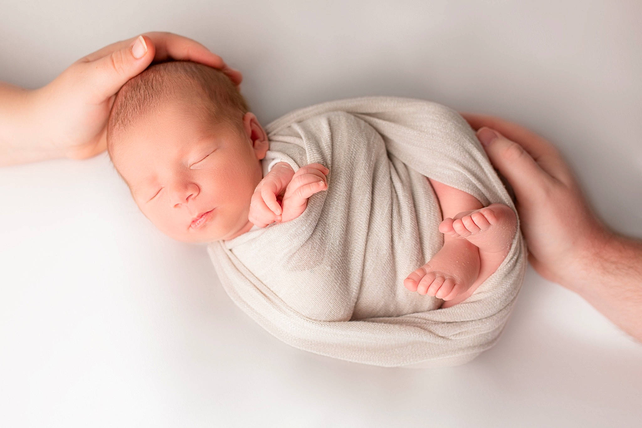 Victoria participe au concours pour gagner de l'argent avec cette photo : arm, baby, baby_sleeping, baby_toddler_clothing, bedtime, cheek, child, comfort, eye, flesh, gesture, hand, human_body, linens, lip, person, room, skin, sleeve, stomach