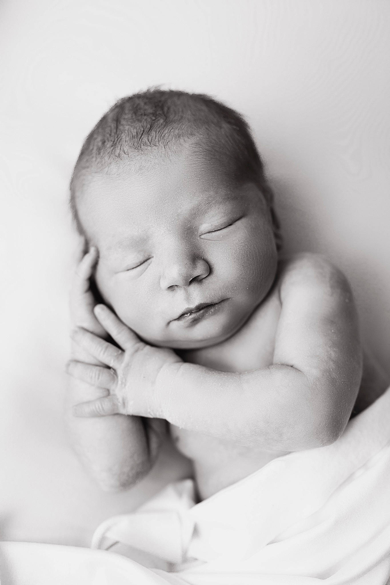 Victoria a rejoint le concours — aidez-le/la à gagner de superbes lots ! arm, baby, cheek, child, close_up, comfort, eyebrow, face, finger, flash_photography, gesture, hand, happy, head, linens, mouth, nose, person, skin, smile