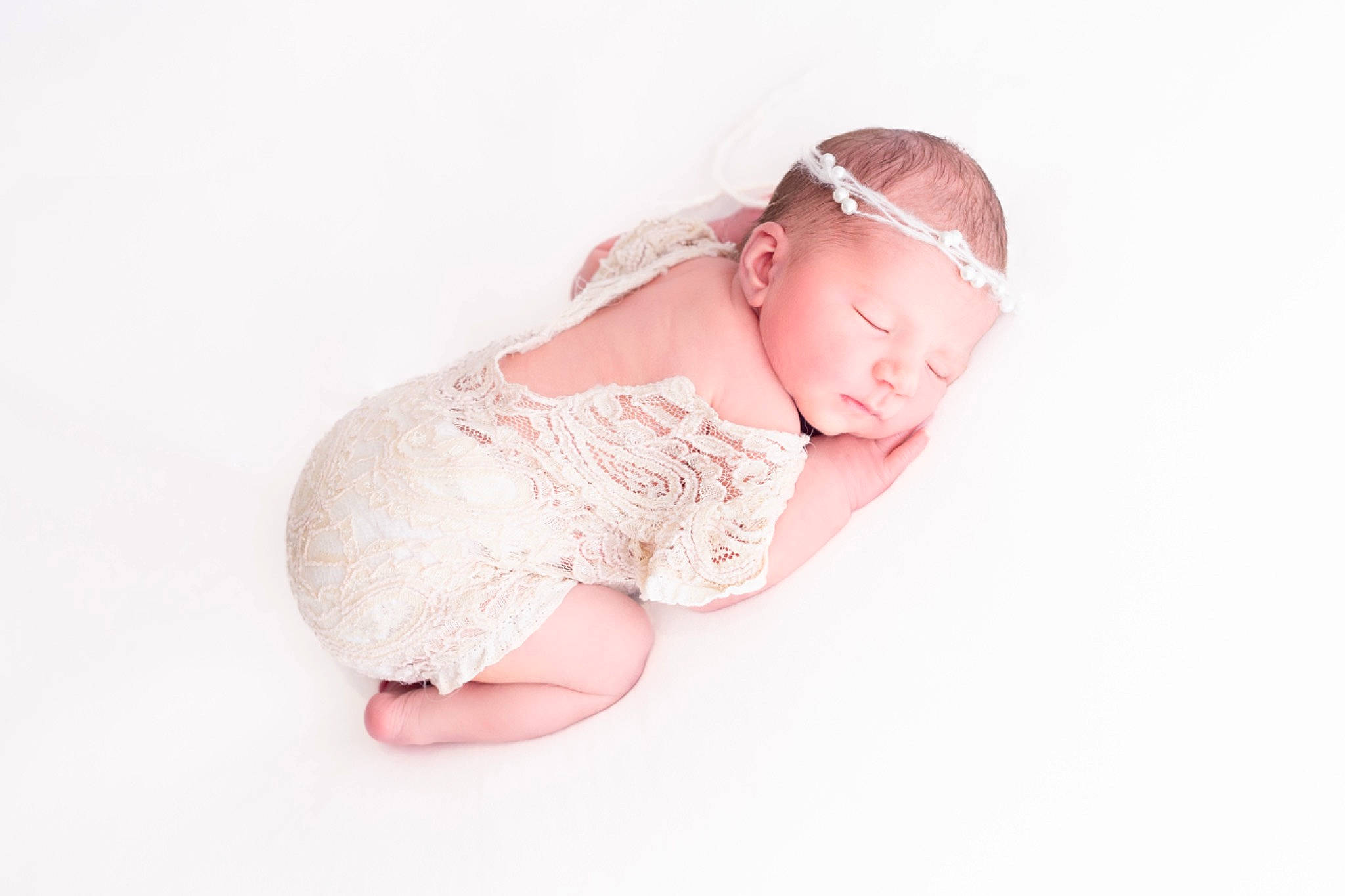 Victoria participe au concours pour gagner de l'argent avec cette photo : baby, baby_toddler_clothing, cap, costume_hat, doll, fashion_accessory, foot, gesture, hair_accessory, headband, headpiece, human_leg, jewellery, nail, pattern, peach, person, personal_protective_equipment, sleeve, thumb