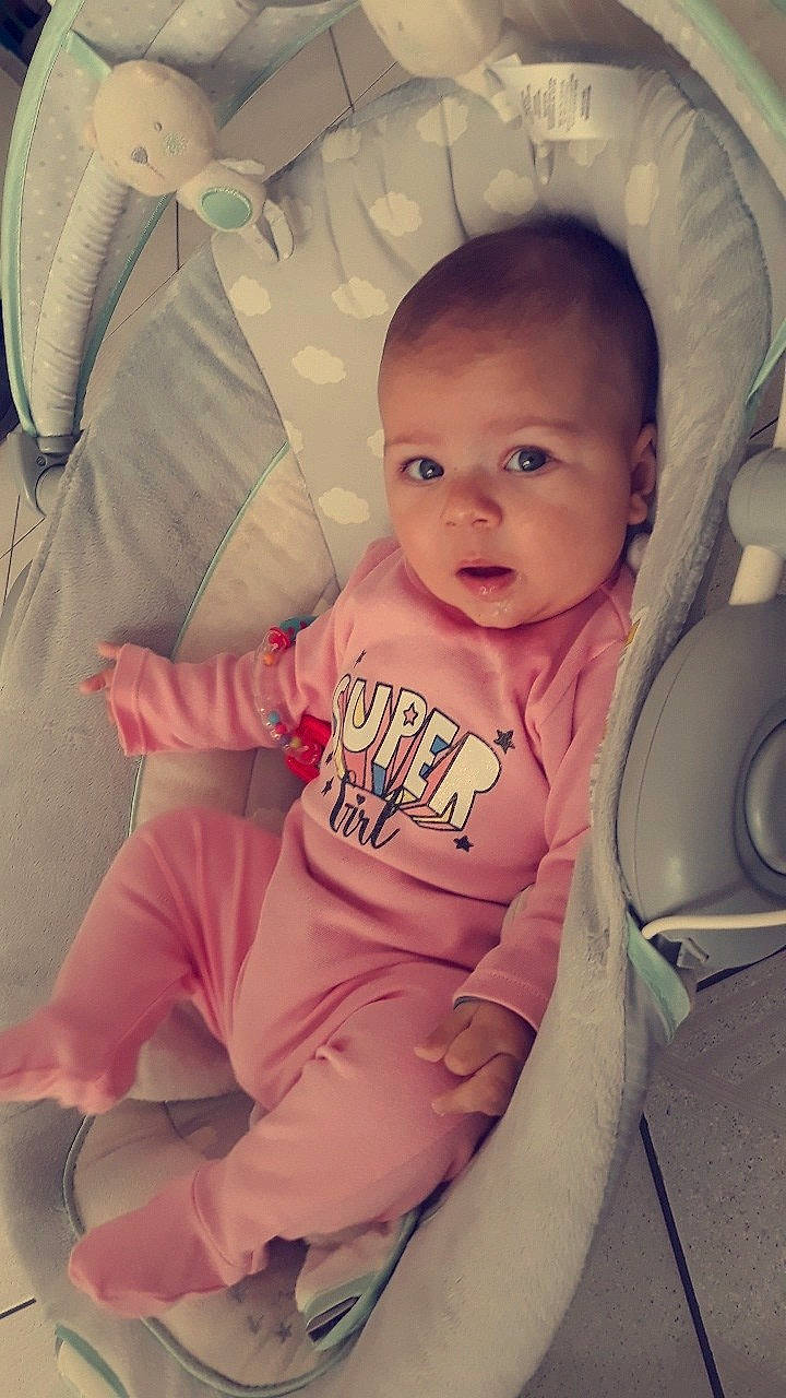 Tina participe au concours pour gagner de l'argent avec cette photo : beauty, cheek, child, cool, day, eye, fun, girl, hand, head, infant, mouth, organ, person, pink, product, sitting, skin, smile, toddler