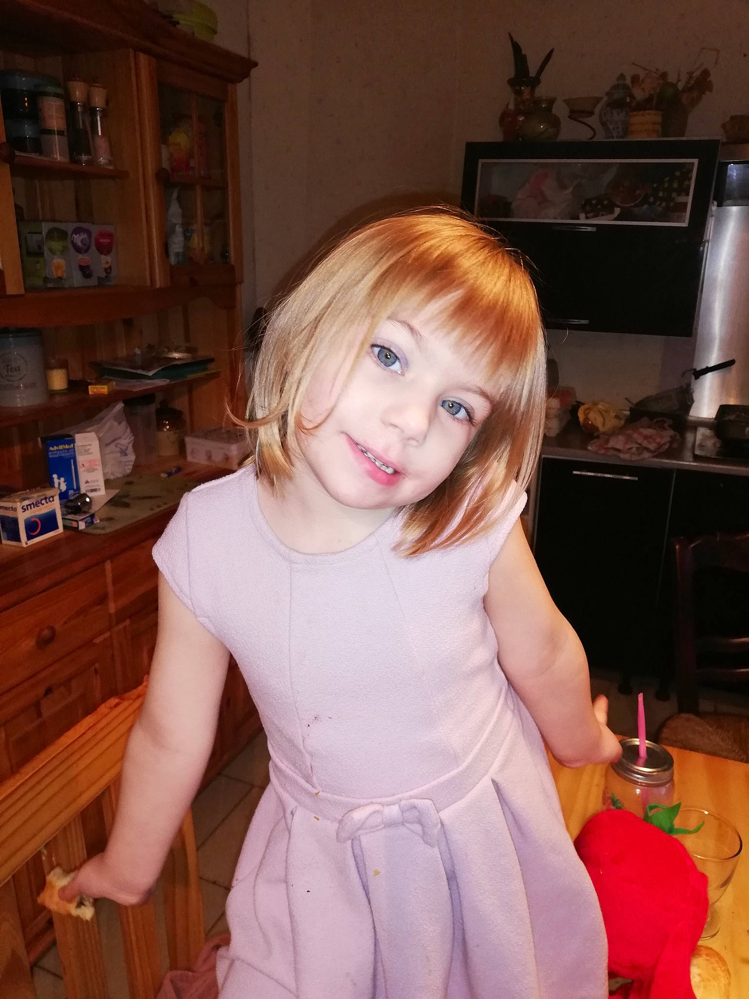 Samaëlle participe au concours pour gagner de l'argent avec cette photo : bangs, blond, bob_cut, brown_hair, child, child_model, daughter, dress, hair, hair_coloring, hairstyle, hime_cut, long_hair, person, pink, smile, toddler