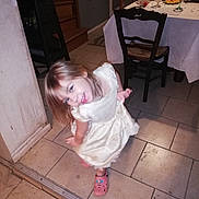 Samaëlle a rejoint le concours — aidez-le/la à gagner de superbes lots ! child, floor, flooring, leg