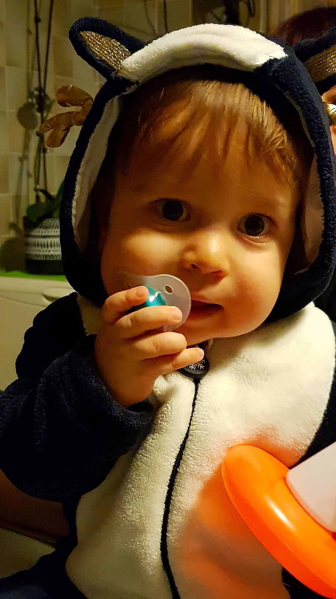 Ethan participe au concours pour gagner de l'argent avec cette photo : child, ear, eye, girl, infant, person, skin, toddler, toy