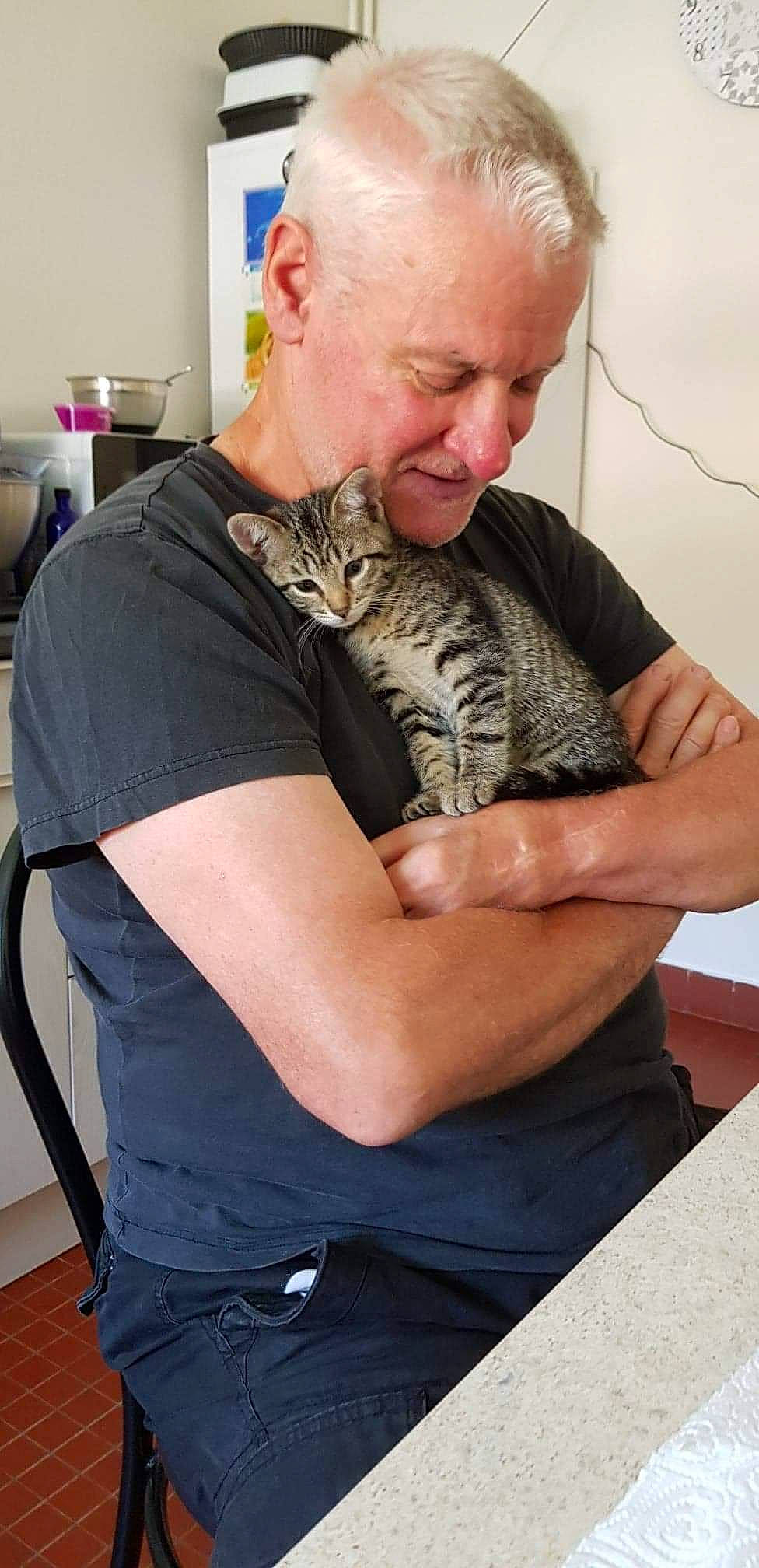 Riri Fifi Loulou participe au concours pour gagner de l'argent avec cette photo : arm, elbow, joint, neck, shoulder