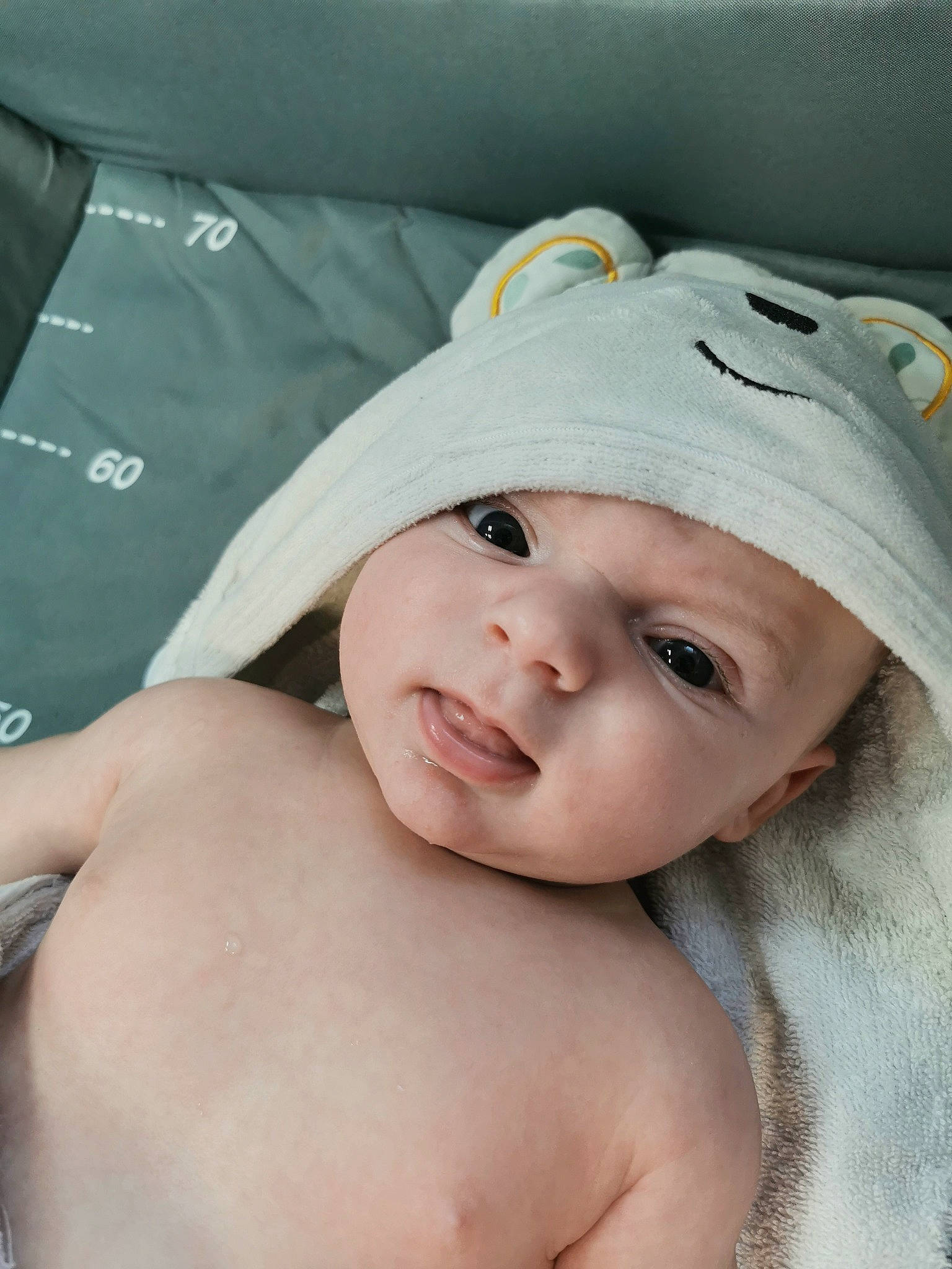Nolan participe au concours pour gagner de l'argent avec cette photo : abdomen, baby, baby_toddler_clothing, cap, cheek, chest, child, comfort, eye, eyebrow, eyelash, fashion_accessory, happy, headwear, linens, lip, person, portrait_photography, smile, stomach