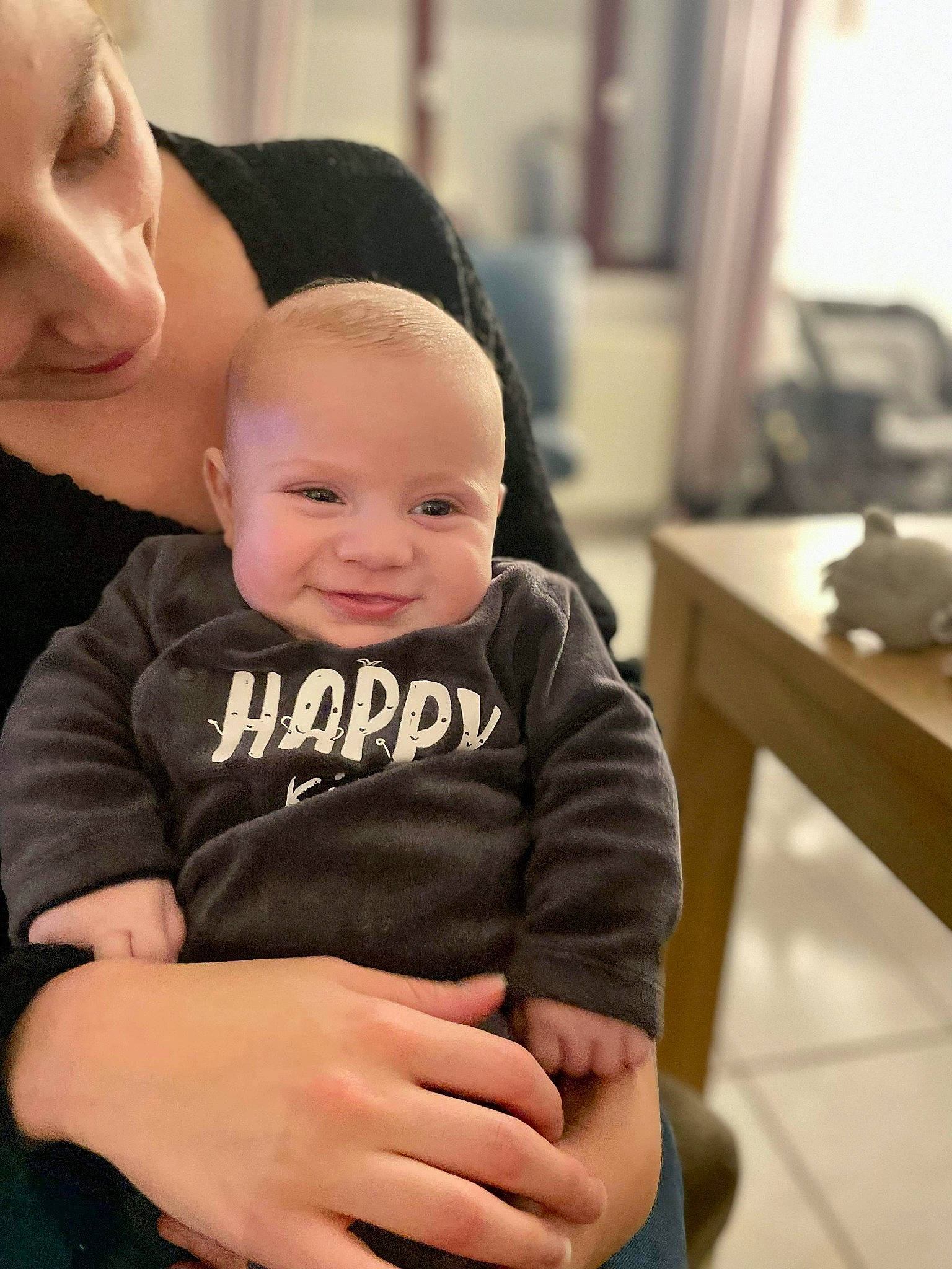 Emilio a rejoint le concours — aidez-le/la à gagner de superbes lots ! baby, baby_toddler_clothing, cheek, chin, comfort, curtain, face, facial_expression, gesture, happy, human, iris, mammal, neck, person, shoulder, skin, sleeve, smile, standing