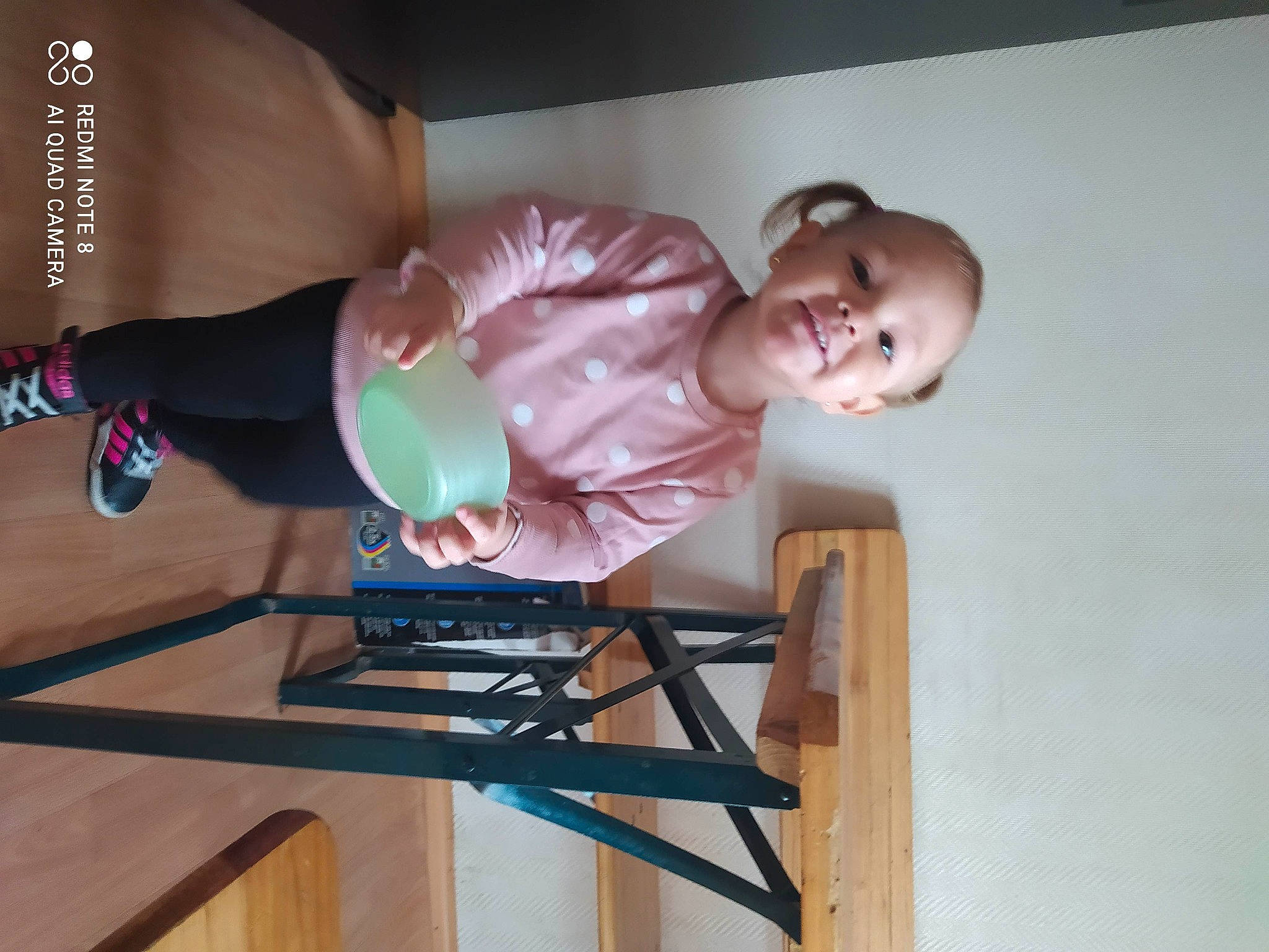 Alyson a rejoint le concours — aidez-le/la à gagner de superbes lots ! arm, baby, baby_toddler_clothing, balance, child, comfort, elbow, hardwood, human_leg, joint, joy, knee, person, room, shoulder, sitting, sleeve, t_shirt, thigh, toddler