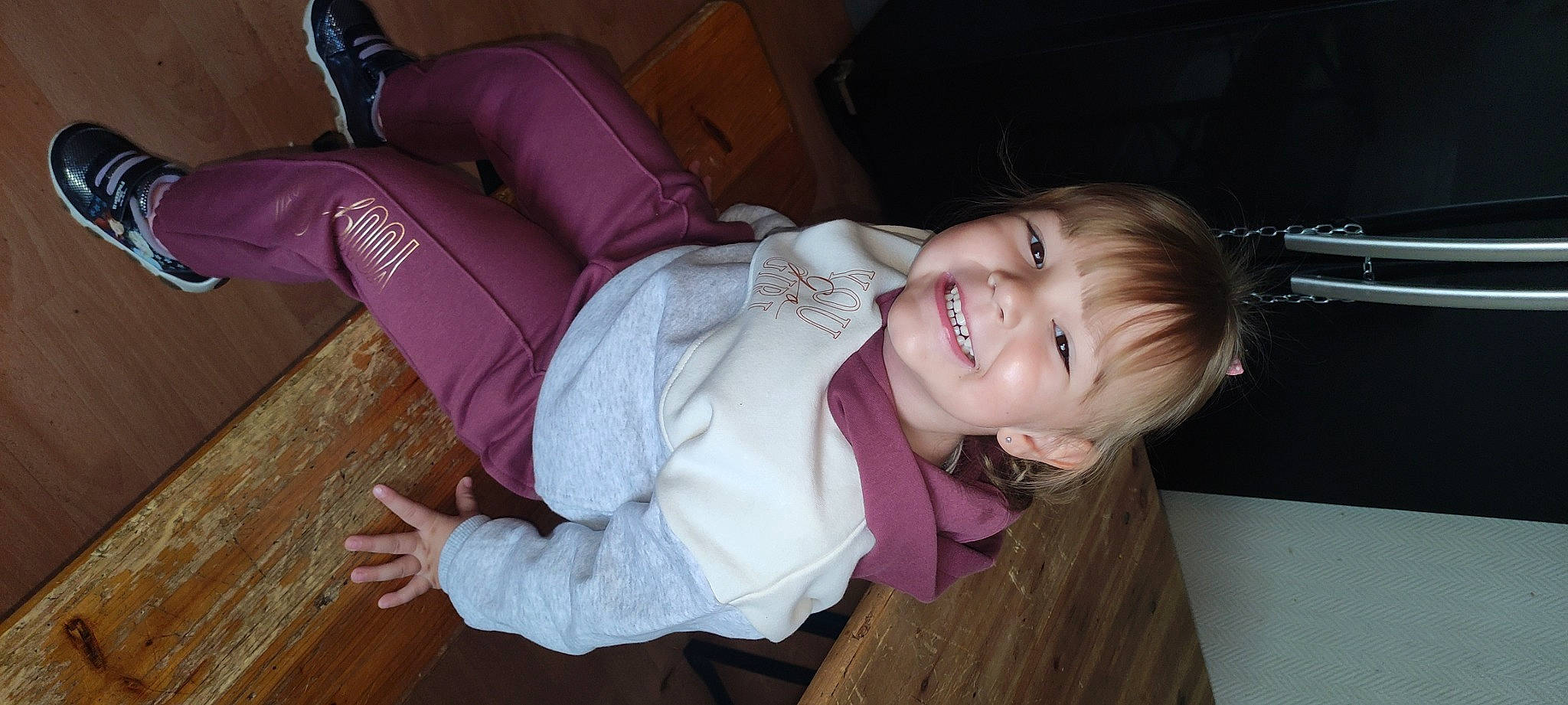 Alyson a rejoint le concours — aidez-le/la à gagner de superbes lots ! baby_toddler_clothing, cheek, child, comfort, facial_expression, flooring, fun, happy, hardwood, human_leg, iris, joy, mouth, nose, person, pink, purple, skin, smile, thigh