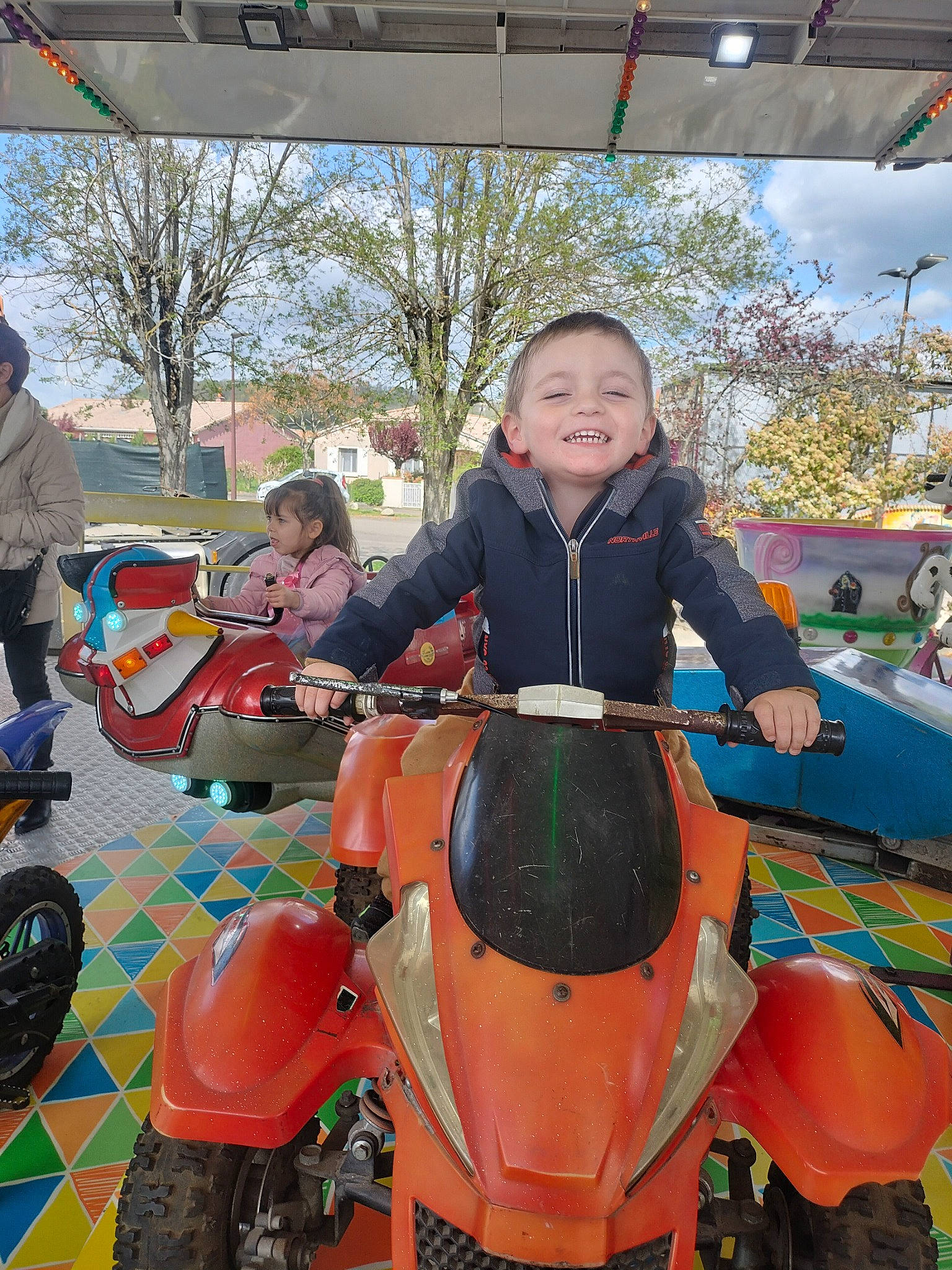 Kheiron a rejoint le concours — aidez-le/la à gagner de superbes lots ! automotive_design, automotive_exterior, automotive_lighting, automotive_tire, automotive_wheel_system, child, fun, jacket, joy, leisure, motor_vehicle, outdoor_recreation, person, personal_protective_equipment, recreation, sky, smile, tire, toddler, tree