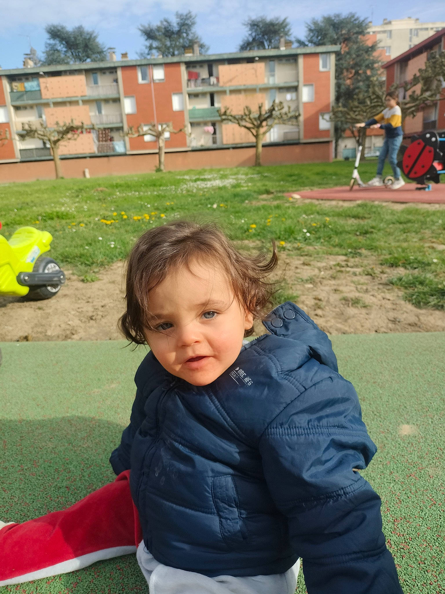 Naël a rejoint le concours — aidez-le/la à gagner de superbes lots ! baby, baby_toddler_clothing, building, child, city, fun, grass, happy, lawn, leaf, leisure, person, plant, public_space, recreation, sitting, soil, spring, toddler, tree
