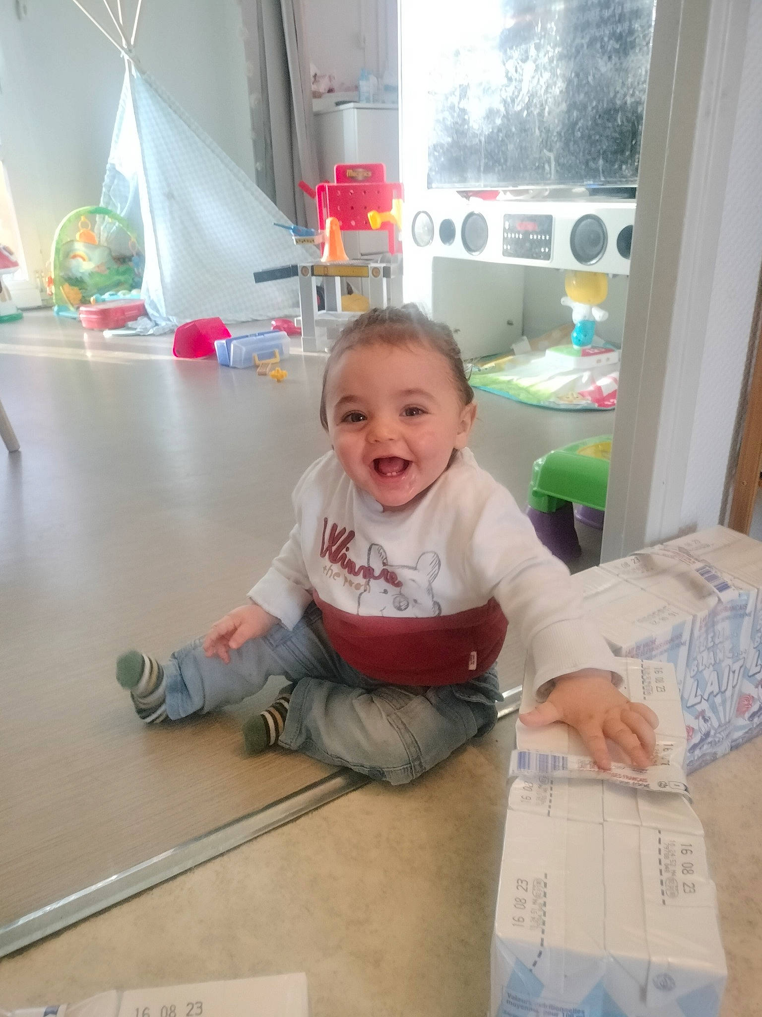 Naël participe au concours pour gagner de l'argent avec cette photo : baby, chair, child, curtain, floor, flooring, fun, happy, hardwood, joy, person, product, refrigerator, room, sitting, smile, standing, t_shirt, table, toddler