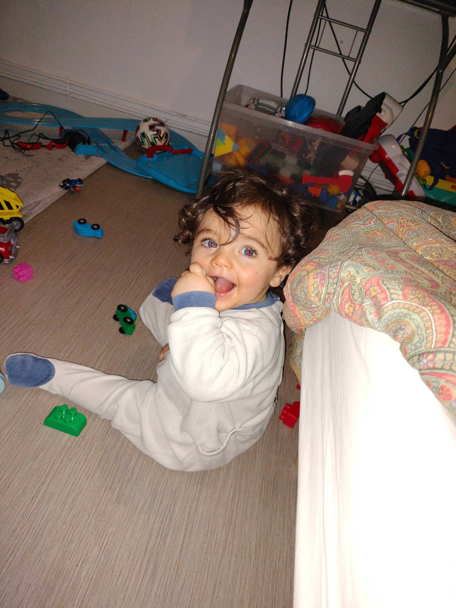 Naël a rejoint le concours — aidez-le/la à gagner de superbes lots ! baby, child, comfort, event, flooring, fun, happy, hardwood, leisure, linens, pattern, person, room, sitting, smile, textile, toddler, toy, wood, wood_flooring