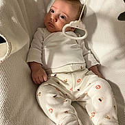 Aythem a rejoint le concours — aidez-le/la à gagner de superbes lots ! baby, infant, child, white_clothing, pajamas, animal_prints, blanket, knit_texture, toy, cloud_toy, face, hand, footed_pajamas, indoor, soft_lighting, cute, resting, portrait, cozy, young_child