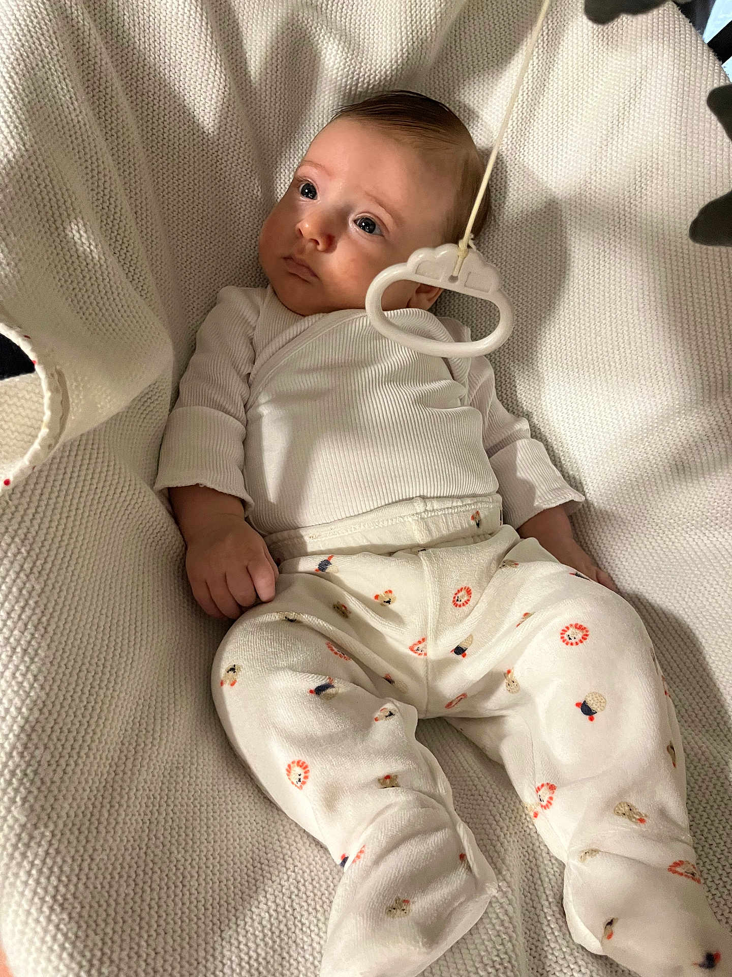 Aythem a rejoint le concours — aidez-le/la à gagner de superbes lots ! baby, infant, child, white_clothing, pajamas, animal_prints, blanket, knit_texture, toy, cloud_toy, face, hand, footed_pajamas, indoor, soft_lighting, cute, resting, portrait, cozy, young_child