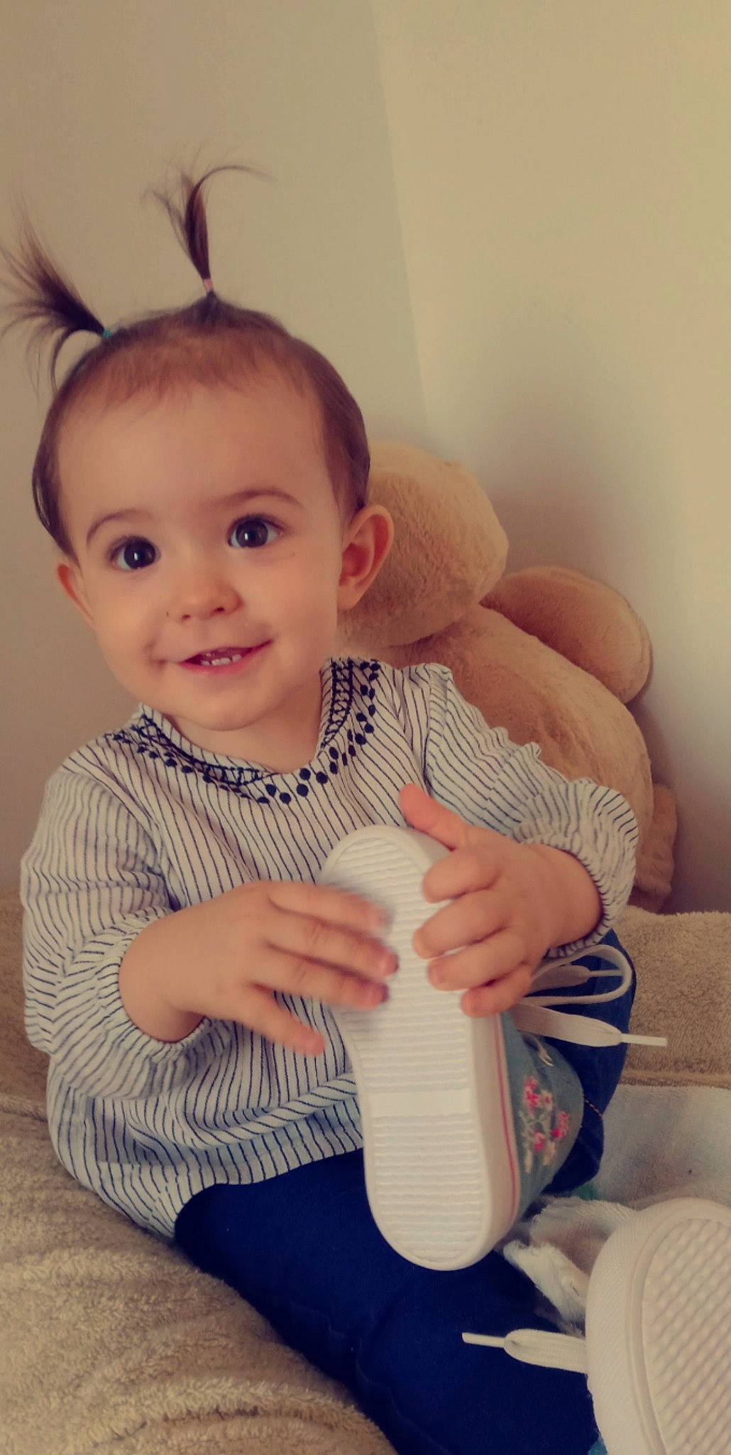 Louna a rejoint le concours — aidez-le/la à gagner de superbes lots ! arm, baby_toddler_clothing, cheek, chin, drinkware, eye, face, gesture, hand, head, human_body, joint, joy, neck, organ, person, product, skin, sleeve, smile