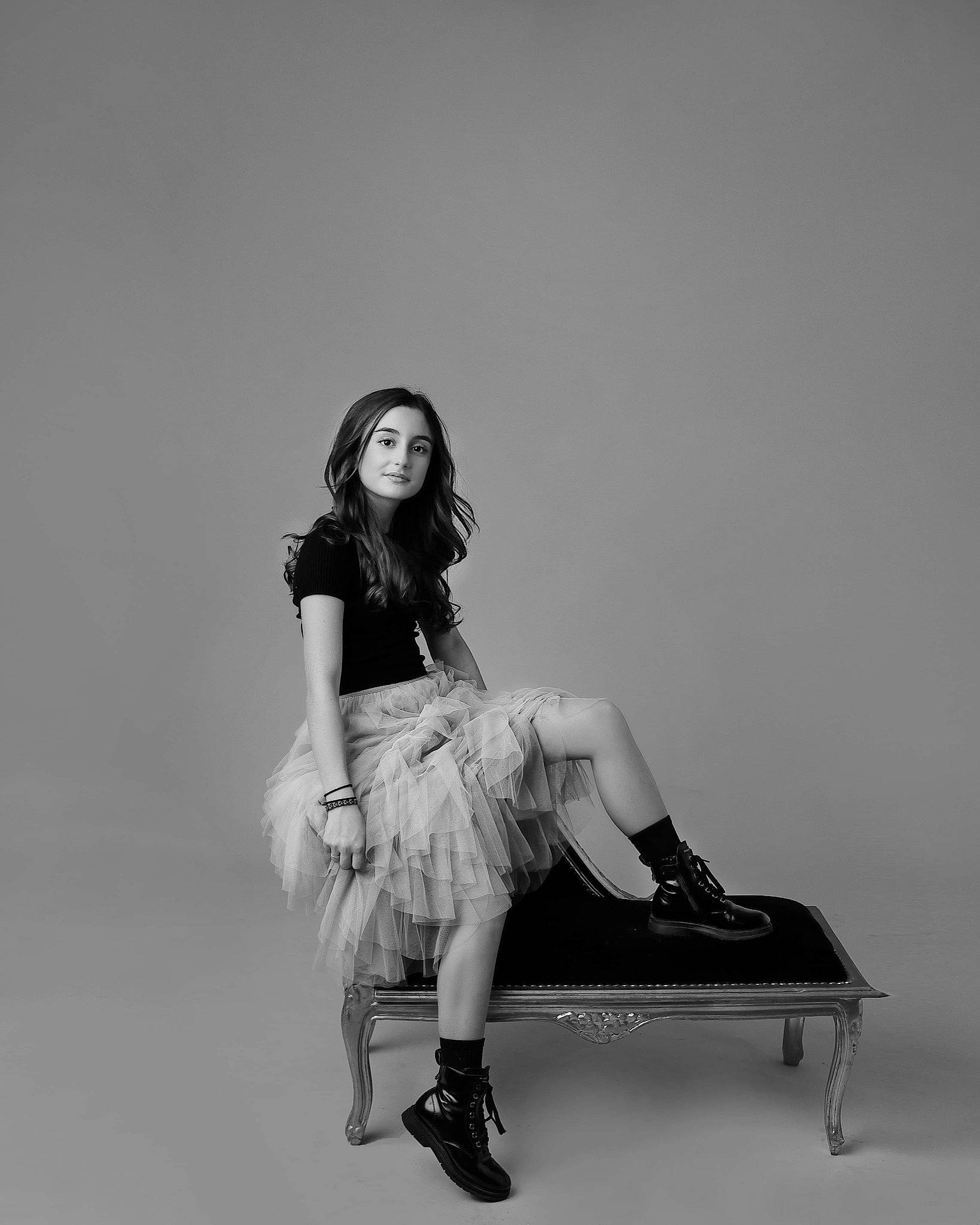 Lena a rejoint le concours — aidez-le/la à gagner de superbes lots ! art_model, black_and_white, black_hair, boot, eyewear, fashion_design, flash_photography, grey, happy, human_leg, joy, knee, leg, long_hair, monochrome, monochrome_photography, person, sandal, shoe, sneakers