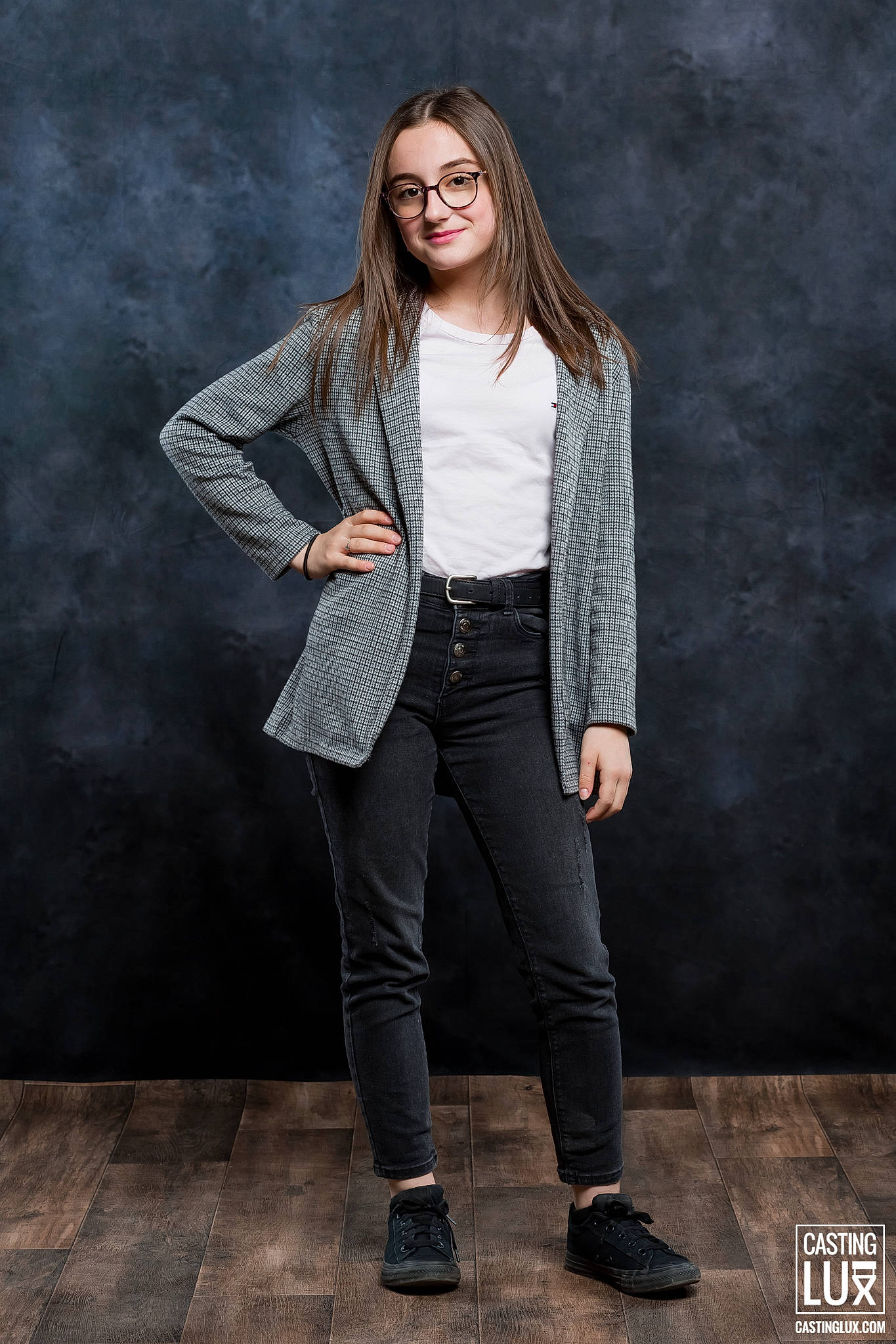 Lena a rejoint le concours — aidez-le/la à gagner de superbes lots ! collar, dress_shirt, eyewear, face, fashion, flash_photography, footwear, grey, headgear, human, joy, knee, leather_jacket, neck, outerwear, person, plaid, shoe, sleeve, tartan