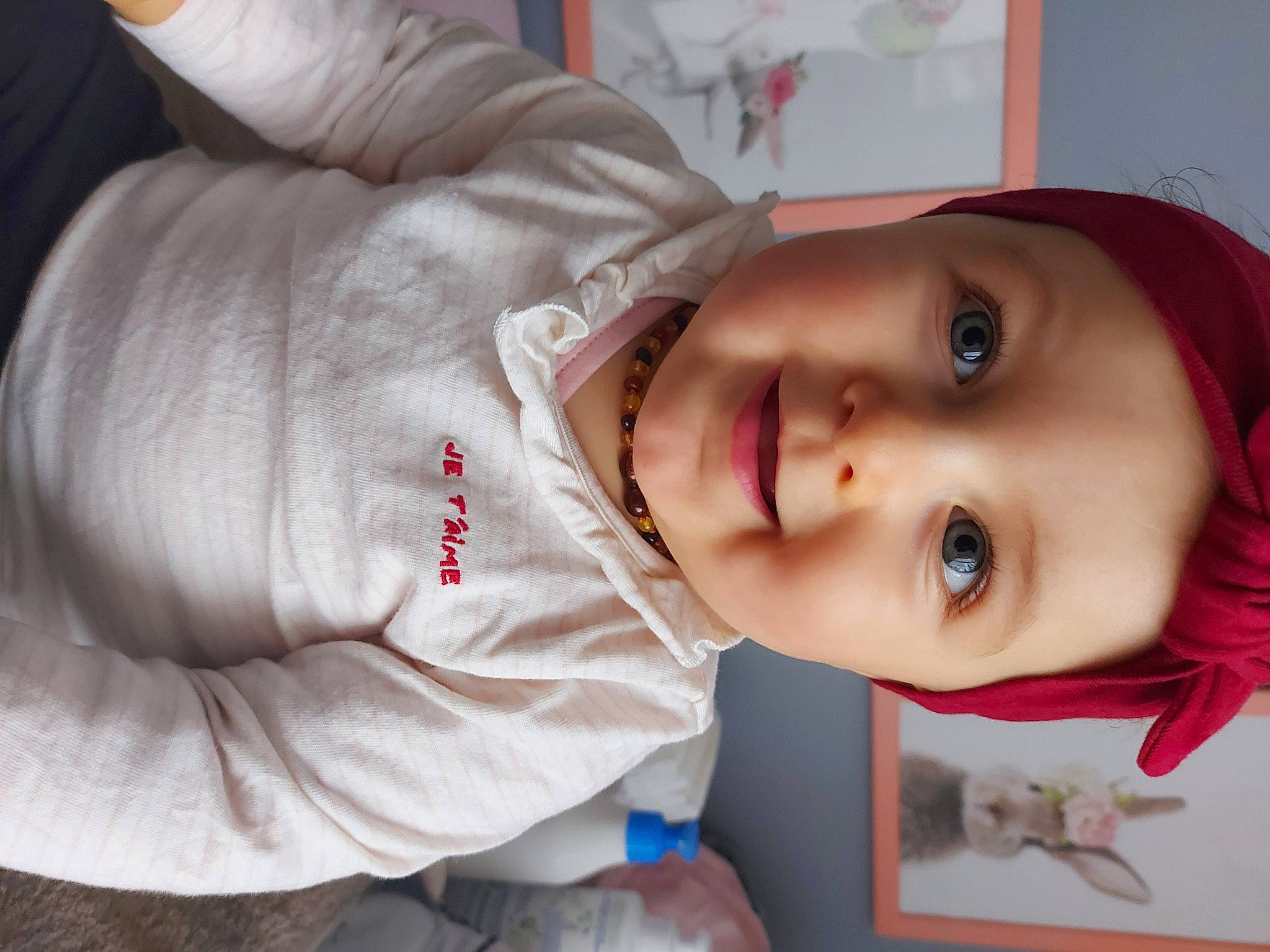 Ludivine a rejoint le concours — aidez-le/la à gagner de superbes lots ! baby, baby_toddler_clothing, cheek, child, eyebrow, eyelash, forehead, fun, happy, hat, headgear, iris, lip, mouth, nose, person, room, skin, sleeve, smile