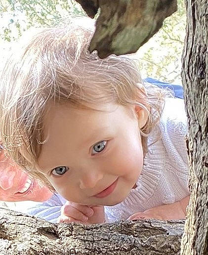 Nicole a rejoint le concours — aidez-le/la à gagner de superbes lots ! bangs, blond, brown_hair, cheek, child, eye, fun, grass, hairstyle, happy, head, iris, joy, lip, nose, people_in_nature, person, skin, toddler, tree