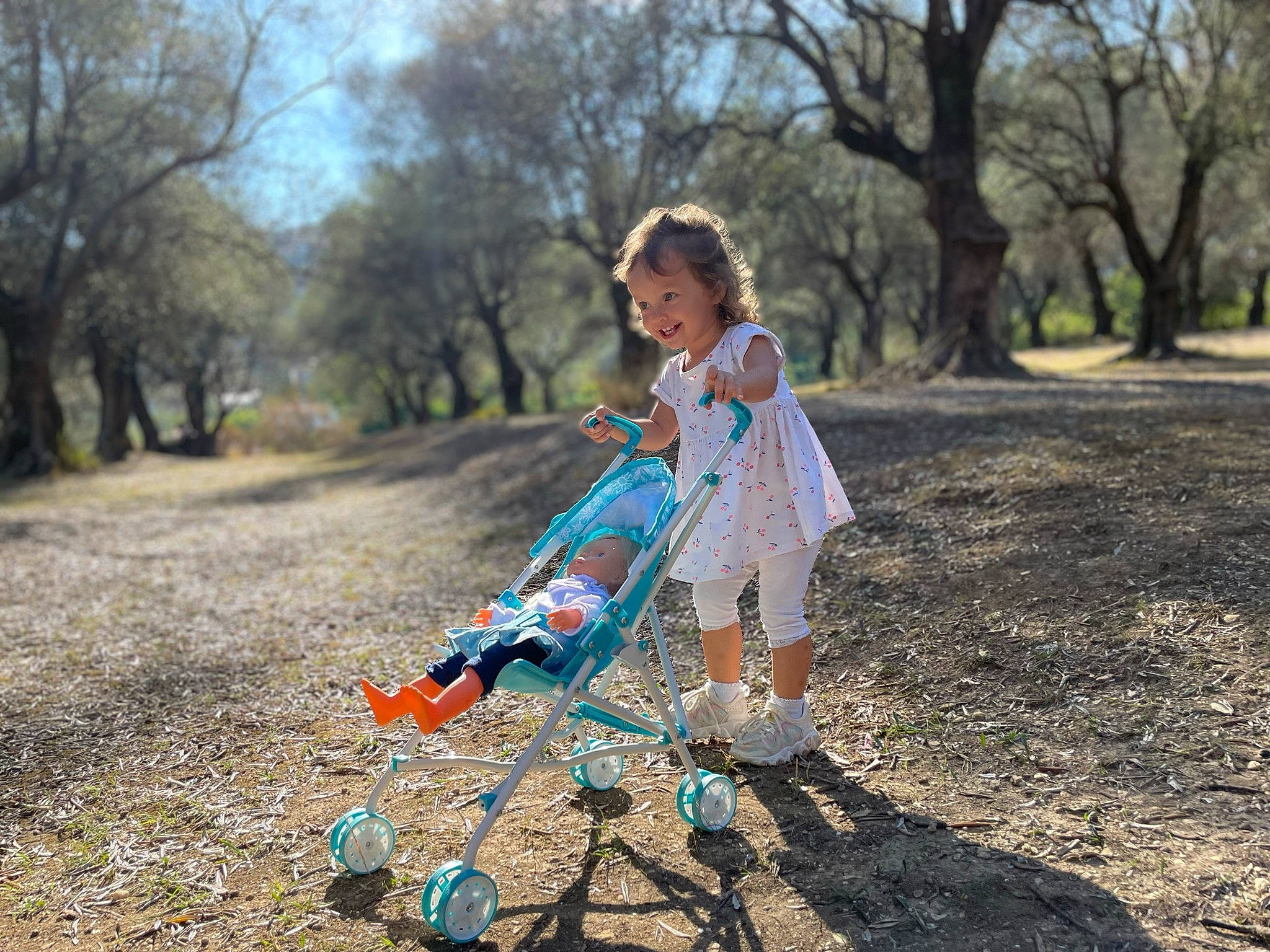 Nicole a rejoint le concours — aidez-le/la à gagner de superbes lots ! child, dress, flash_photography, forest, grass, grassland, happy, joy, landscape, leaf, leisure, people_in_nature, person, plant, recreation, sky, smile, sneakers, soil, sunlight
