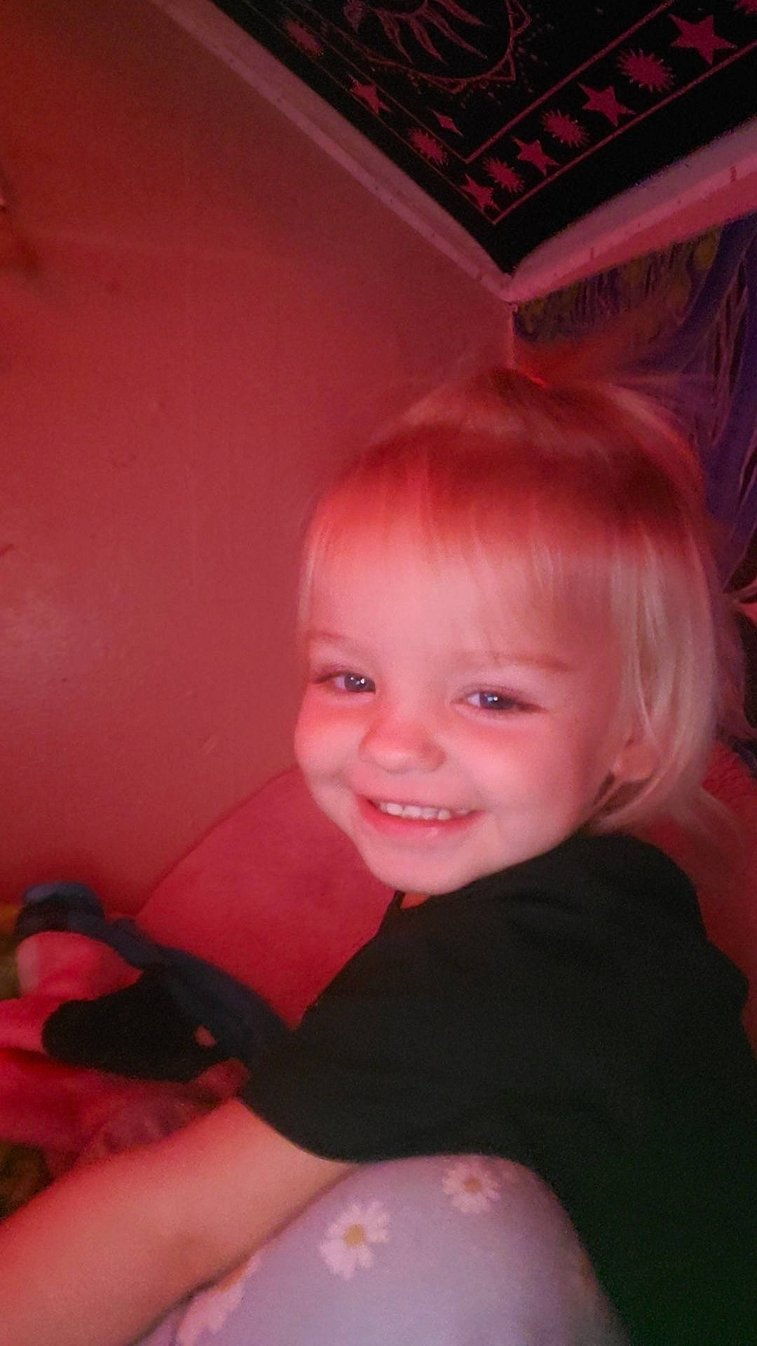 Layla is registered to the contest to win money with this photo: arm, cheek, chin, eye, finger, flash_photography, gesture, hair, hand, happy, human_body, iris, joy, lip, mouth, person, pink, skin, smile, thumb