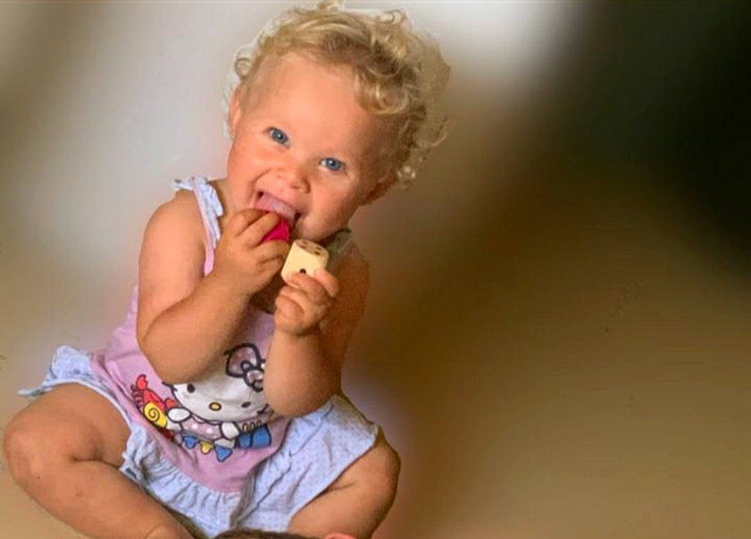 Fidjy participe au concours pour gagner de l'argent avec cette photo : baby, blond, cheek, child, eye, finger, fun, lip, mouth, nose, person, skin, toddler