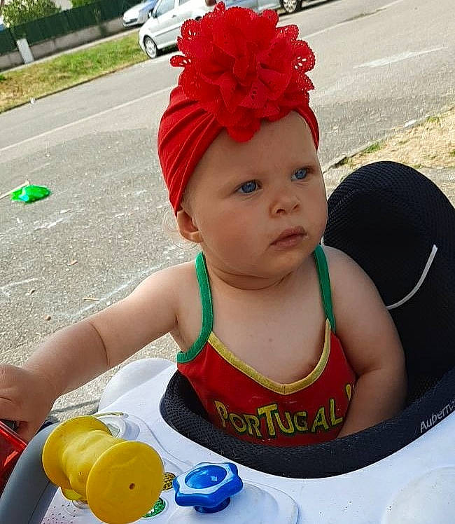 Fidjy a rejoint le concours — aidez-le/la à gagner de superbes lots ! baby, baby_products, baby_toddler_clothing, cap, child, clothing, costume, costume_accessory, fashion_accessory, hair_accessory, headband, headgear, headpiece, headwear, person, play, red, summer, toddler