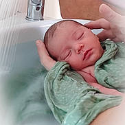 Mélyna a rejoint le concours — aidez-le/la à gagner de superbes lots ! architecture, baby, bathing, bathtub, bodypart, building, childbirth, face, finger, hand, head, hospital, newborn, person, photography, portrait, sink, sinkfaucet, sleeping, tub