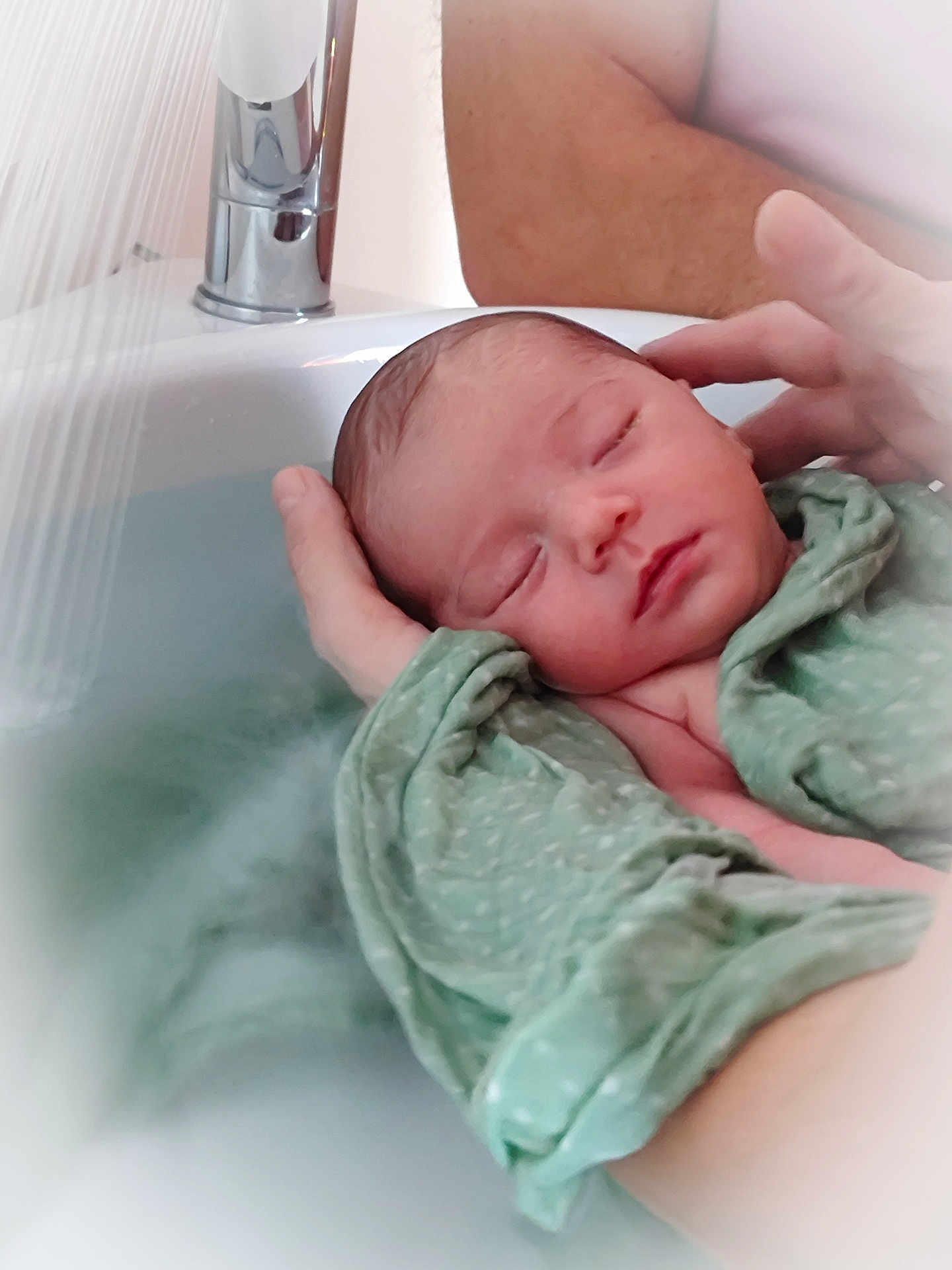 Mélyna a rejoint le concours — aidez-le/la à gagner de superbes lots ! architecture, baby, bathing, bathtub, bodypart, building, childbirth, face, finger, hand, head, hospital, newborn, person, photography, portrait, sink, sinkfaucet, sleeping, tub