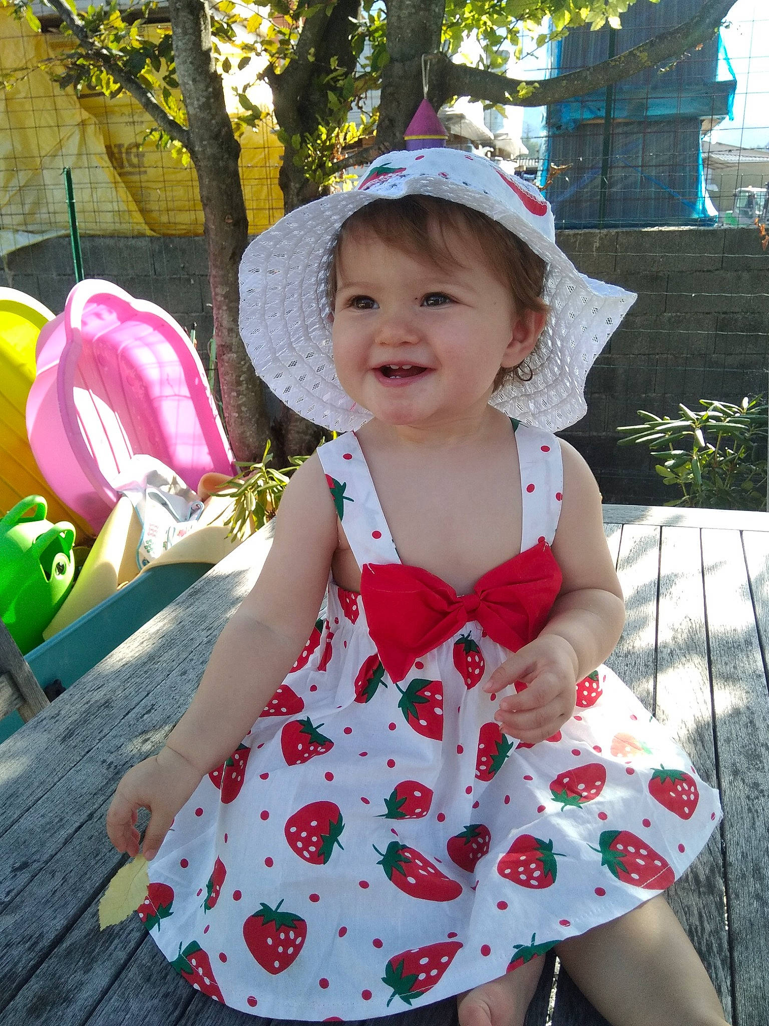 Melody a rejoint le concours — aidez-le/la à gagner de superbes lots ! baby_toddler_clothing, child, clothing, costume, design, dress, fashion_accessory, flower, hat, headgear, joy, pattern, person, pink, plant, polka_dot, spring, summer, sun_hat, toddler