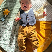 Rafaël participe au concours pour gagner de l'argent avec cette photo : baby, cap, child, face, giraffe_toy, happy, indoor, infant, pacifier, pants, play_mat, plush, shadow, smile, socks, star_plush, sunlight, toy, vest, wooden_floor