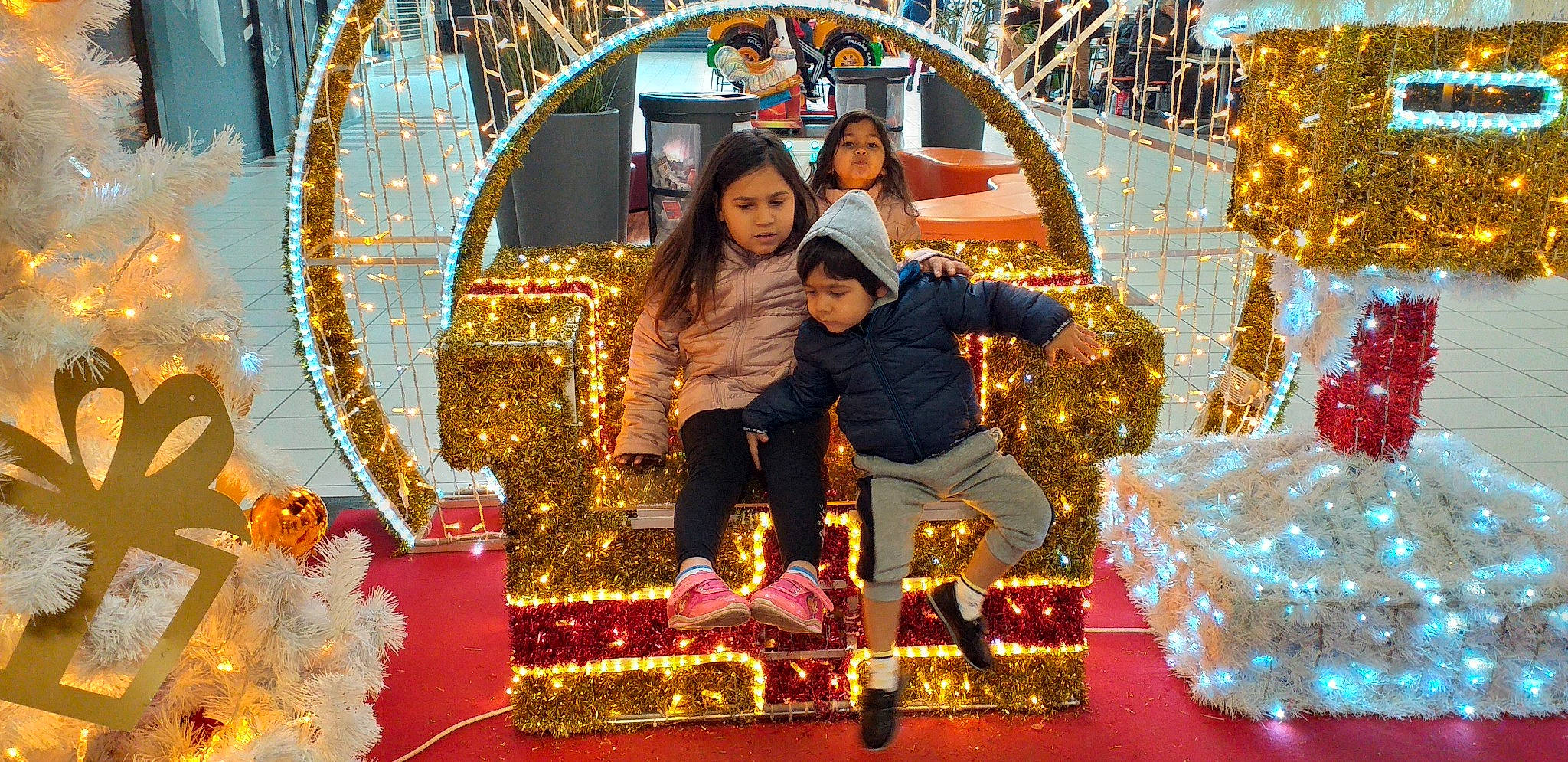 Sesiliya participe au concours pour gagner de l'argent avec cette photo : christmas, christmas_decoration, christmas_eve, event, fun, holiday, person