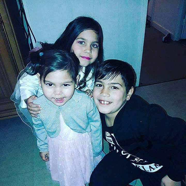 Lina a rejoint le concours — aidez-le/la à gagner de superbes lots ! black_hair, child, cool, daughter, face, family, friendship, fun, happy, head, joy, long_hair, people, person, photography, sibling, skin, smile, snapshot, toddler