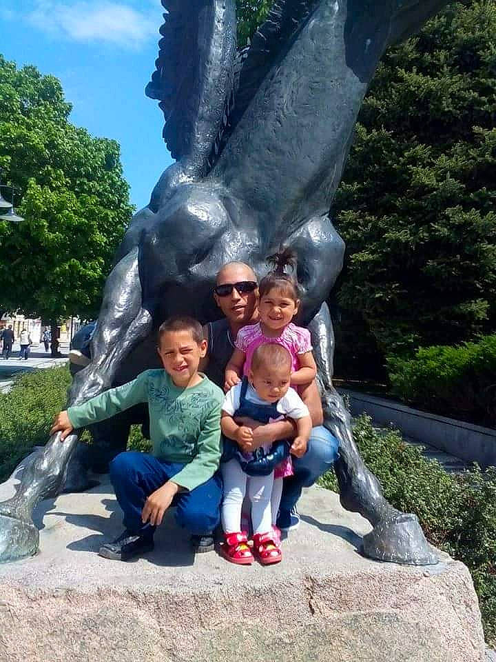 Lina a rejoint le concours — aidez-le/la à gagner de superbes lots ! art, headwear, joy, lawn_ornament, leisure, monument, person, sculpture, statue, tourism, vacation