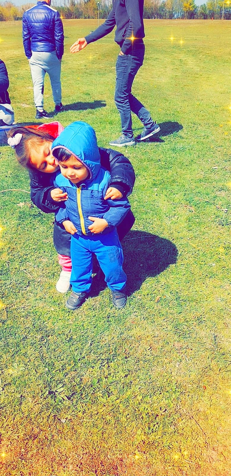 Emre participe au concours pour gagner de l'argent avec cette photo : child, fun, grass, joy, lawn, person, plant, play, toddler, tree