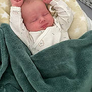 Malo a rejoint le concours — aidez-le/la à gagner de superbes lots ! baby, sleeping, blanket, stars_pattern, green_blanket, infant, cozy, peaceful, soft_texture, bed, pajamas, cute, newborn, resting, comfort, child, face, hands, warm, indoors