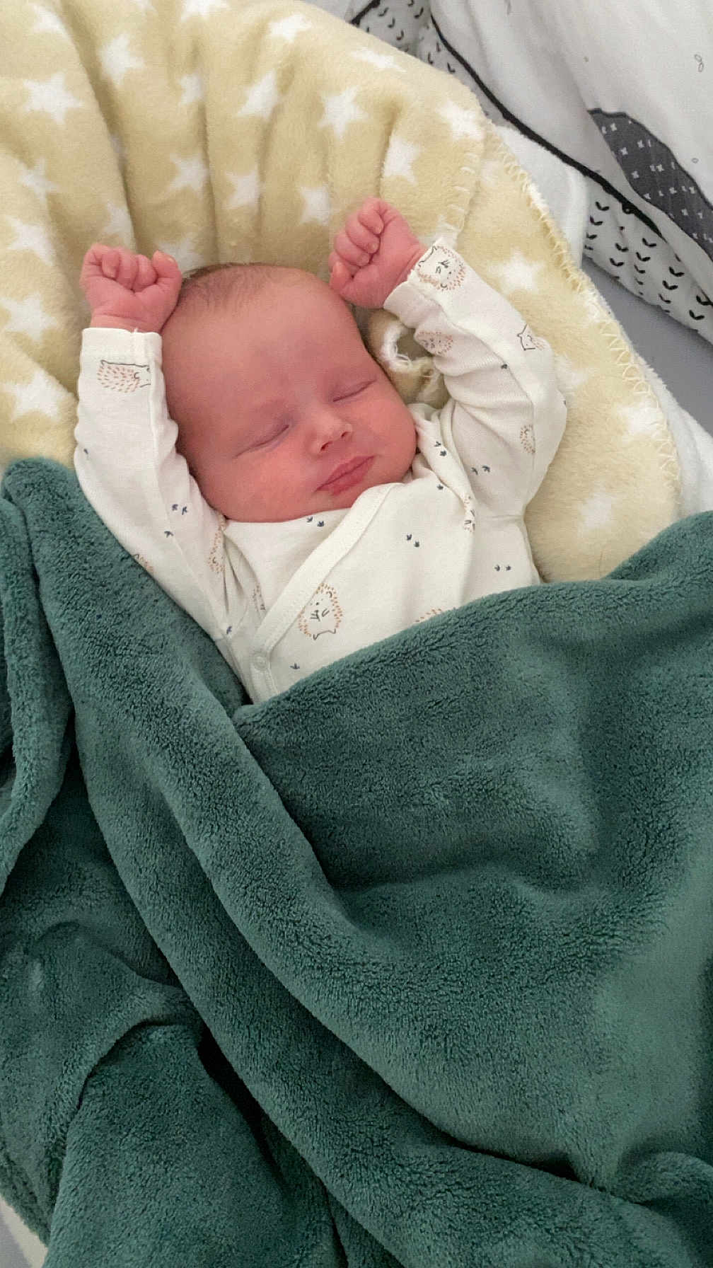 Malo a rejoint le concours — aidez-le/la à gagner de superbes lots ! baby, sleeping, blanket, stars_pattern, green_blanket, infant, cozy, peaceful, soft_texture, bed, pajamas, cute, newborn, resting, comfort, child, face, hands, warm, indoors