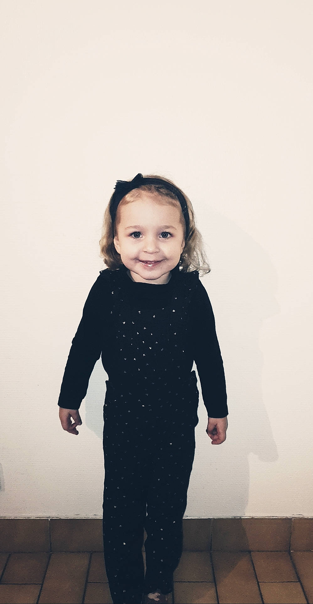 Ilyana a rejoint le concours — aidez-le/la à gagner de superbes lots ! black_and_white, child, face, family, head, joy, outerwear, people, person, photography, portrait, sleeve, smile, snapshot, standing, toddler