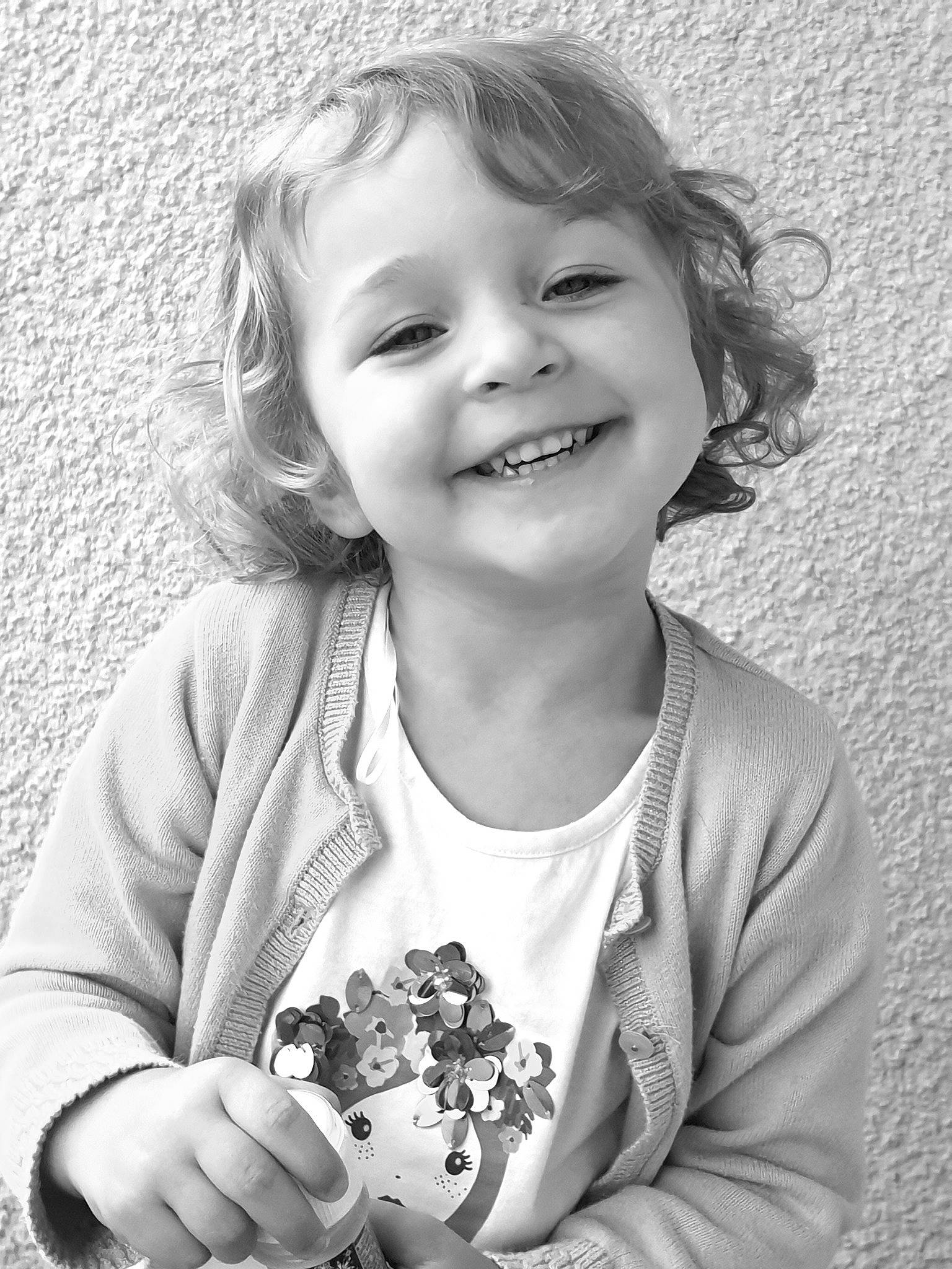 Ilyana participe au concours pour gagner de l'argent avec cette photo : black_and_white, child, child_model, facial_expression, gesture, happy, joy, laugh, monochrome, person, photograph, photography, portrait, portrait_photography, smile, style, toddler, white