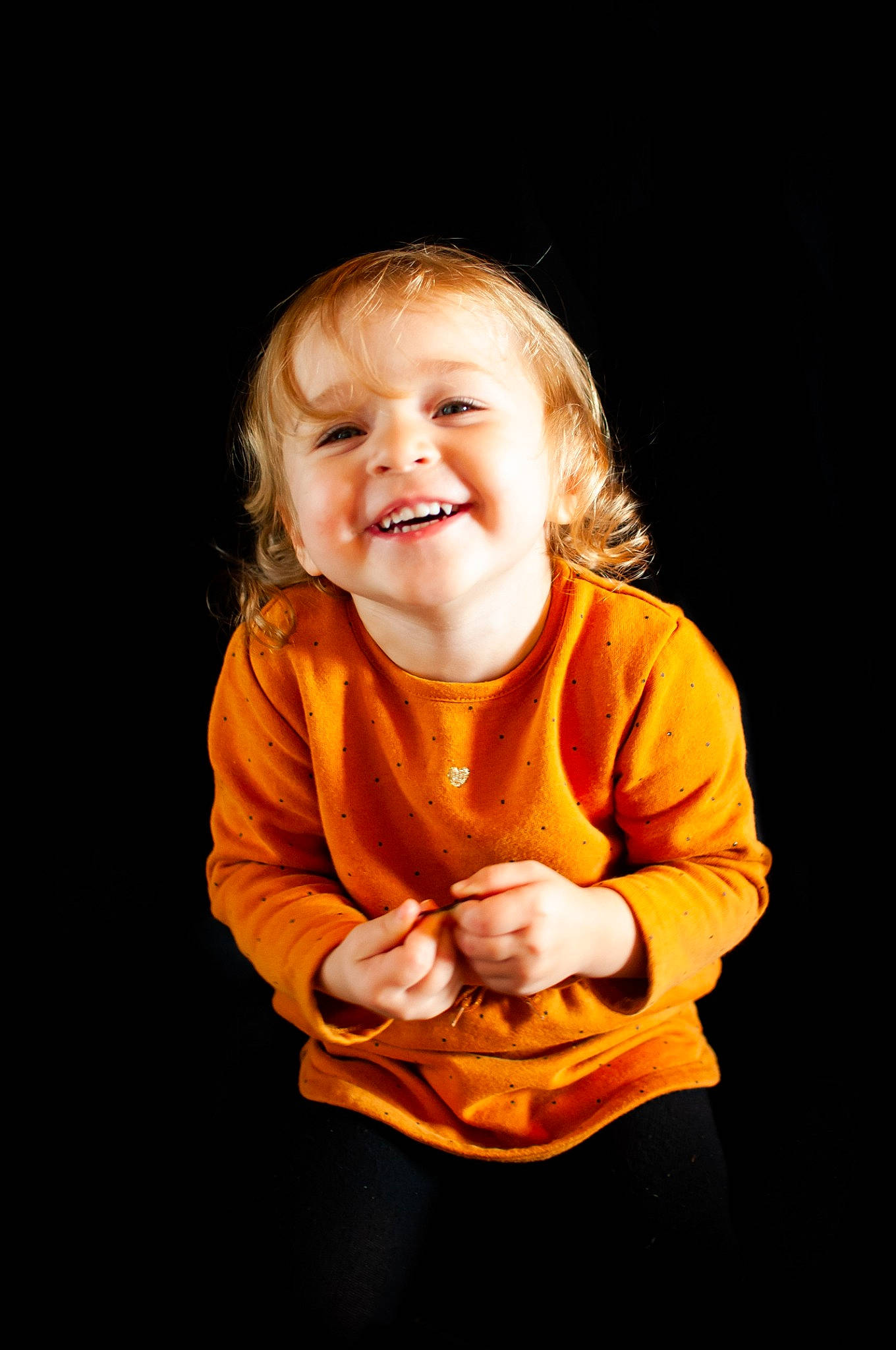 Ilyana participe au concours pour gagner de l'argent avec cette photo : baby, cheek, child, facial_expression, finger, flash_photography, fun, hand, happy, joy, laugh, orange, person, photography, portrait, portrait_photography, smile, toddler, yellow