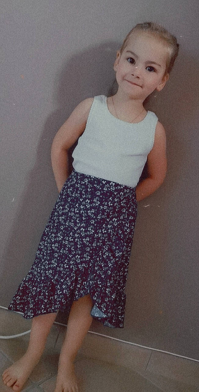 élena participe au concours pour gagner de l'argent avec cette photo : arm, day_dress, fashion, finger, gesture, grey, hair, hairstyle, hand, human_body, joint, joy, knee, leg, neck, person, shoulder, sleeve, standing, style