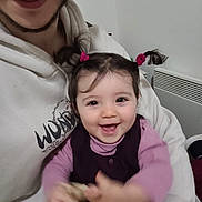 Julia a rejoint le concours — aidez-le/la à gagner de superbes lots ! baby, child, smiling, pigtails, hair_ties, adult, hoodie, sweater, holding, hands, playful, indoor, radiator, face, portrait, cute, happy, eyes, mouth, blanket