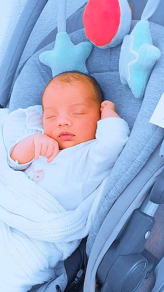 Tess a rejoint le concours — aidez-le/la à gagner de superbes lots ! baby, baby_in_car_seat, baby_products, baby_safety, baby_sleeping, baby_toddler_clothing, bedtime, cheek, child, comfort, electric_blue, infant_bed, linens, nap, person, product, sitting, sleeve, textile, toddler