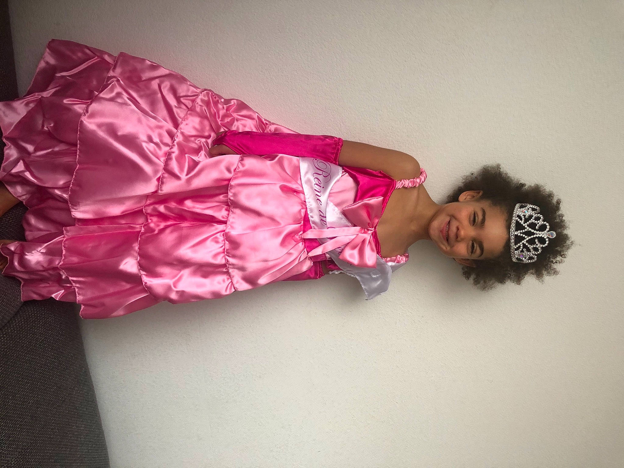 Giuliana a rejoint le concours — aidez-le/la à gagner de superbes lots ! baby_toddler_clothing, child, comfort, costume, dress, embellishment, fashion_accessory, fashion_design, flash_photography, fur, human_leg, joy, magenta, person, pink, room, satin, silk, sitting, sleeve