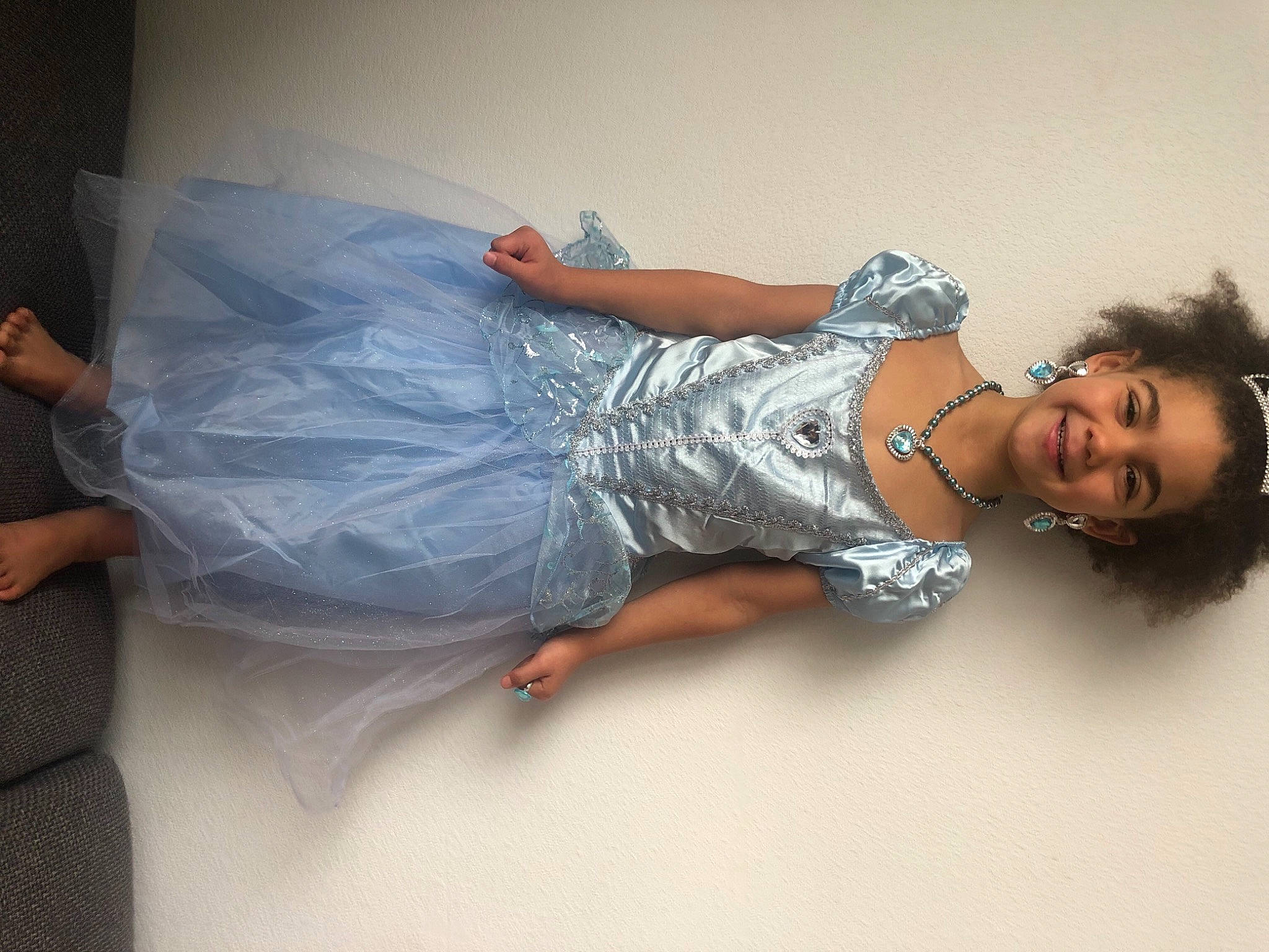 Giuliana participe au concours pour gagner de l'argent avec cette photo : abdomen, blond, comfort, couch, elbow, fashion_design, flash_photography, flooring, happy, human_leg, jewellery, joy, knee, long_hair, person, sitting, sleeve, smile, thigh, trunk