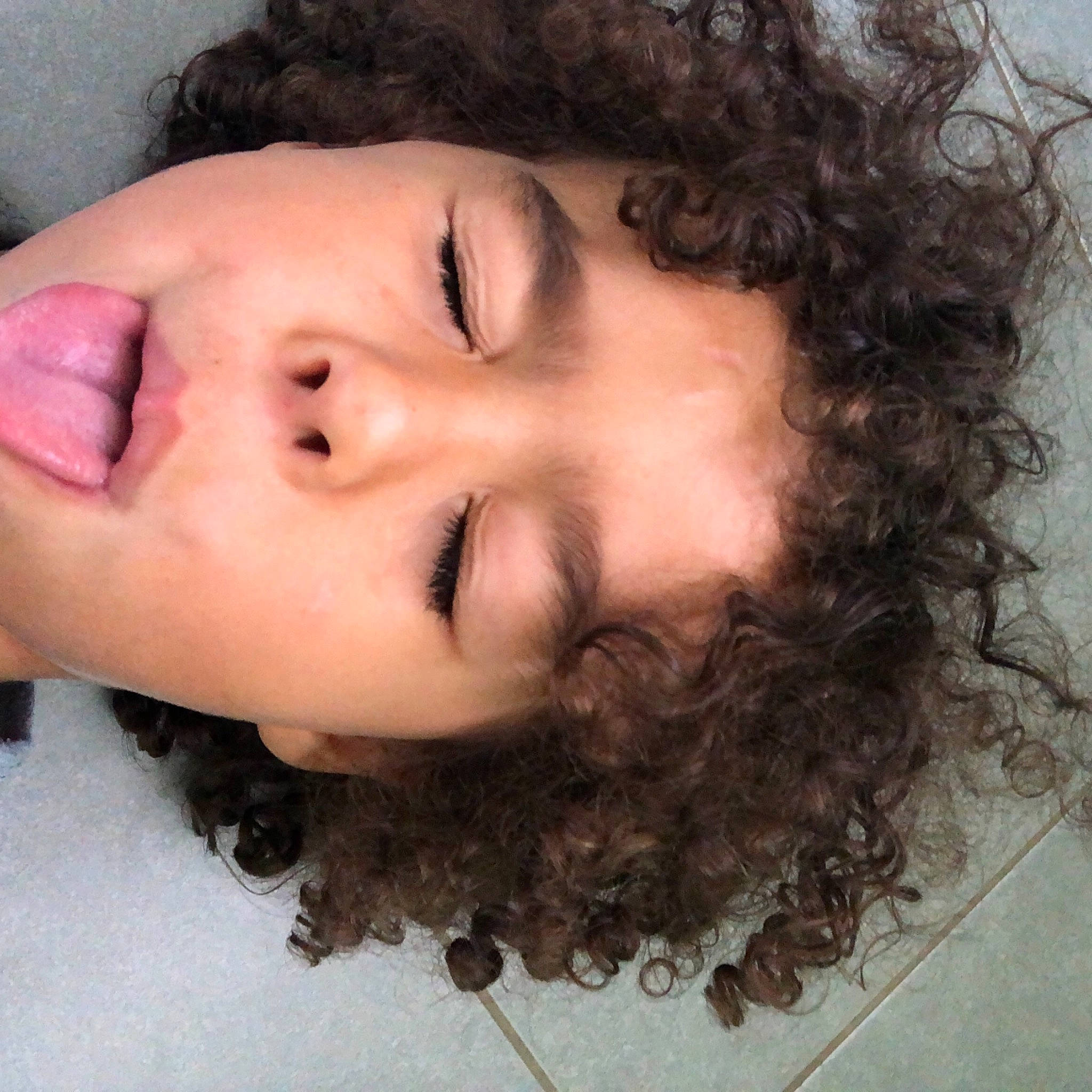 Leandrew a rejoint le concours — aidez-le/la à gagner de superbes lots ! black_hair, brown_hair, cheek, chin, close_up, eyebrow, eyelash, forehead, hair, hairstyle, happy, iris, jaw, lip, long_hair, mouth, neck, nose, person, ringlet