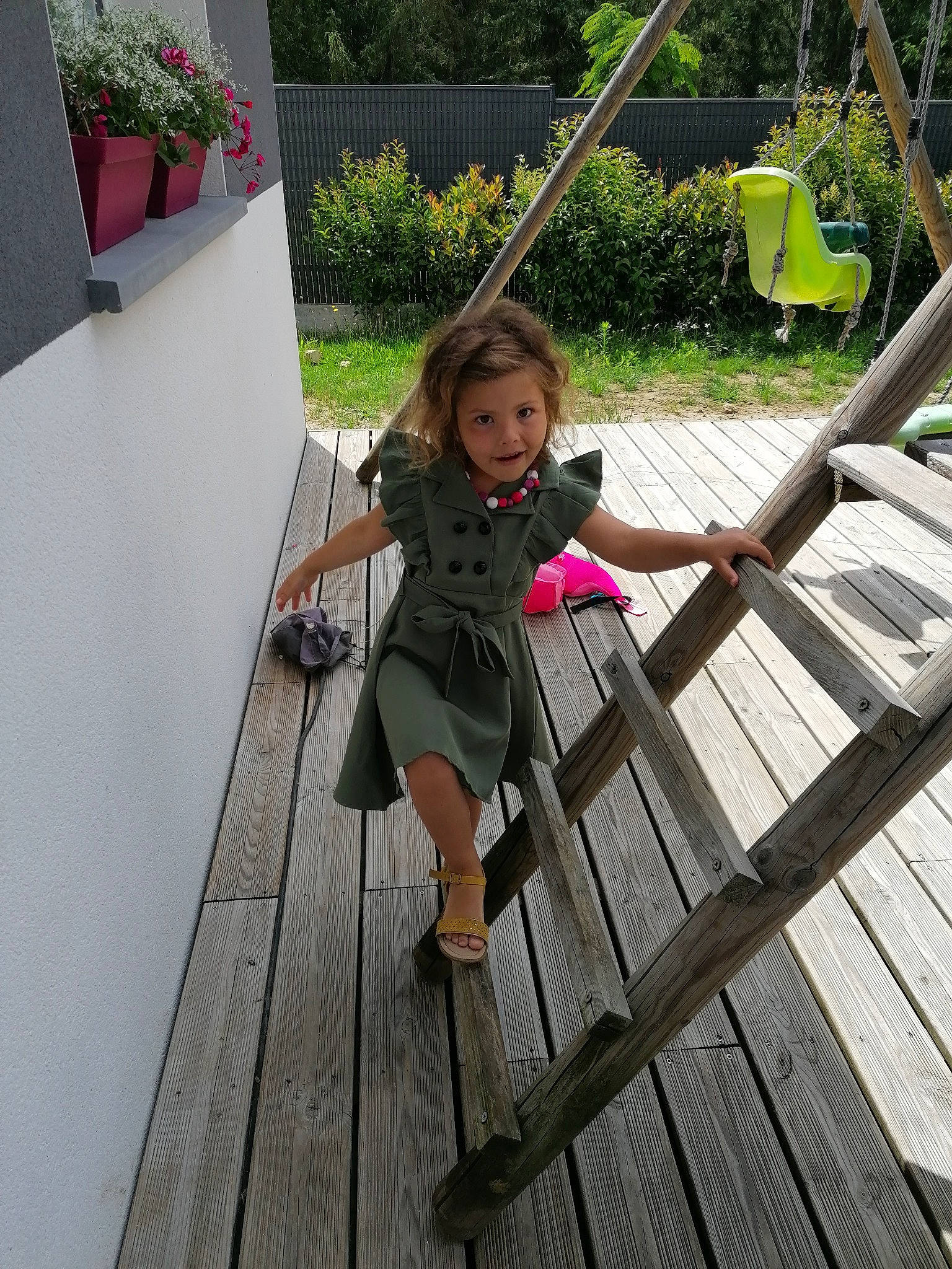 Louise a rejoint le concours — aidez-le/la à gagner de superbes lots ! baby_toddler_clothing, comfort, deck, flooring, fun, grass, hardwood, house, joy, leisure, line, outdoor_furniture, person, plank, plant, recreation, sitting, thigh, toddler, tree