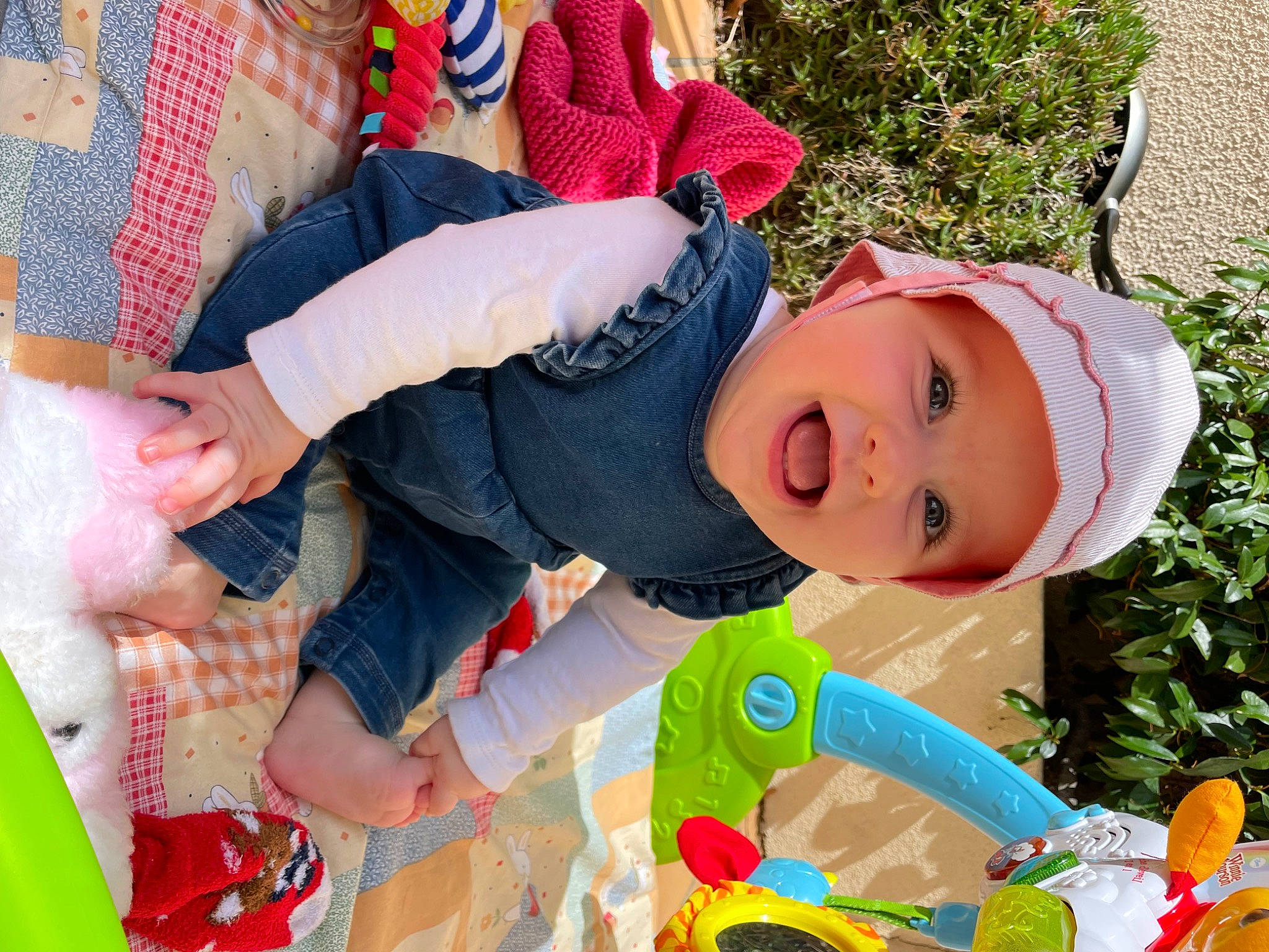 Victoire a rejoint le concours — aidez-le/la à gagner de superbes lots ! baby, child, event, fun, grass, green, happy, hat, headwear, leisure, orange, people_in_nature, person, pink, plant, play, product, red, smile, toddler