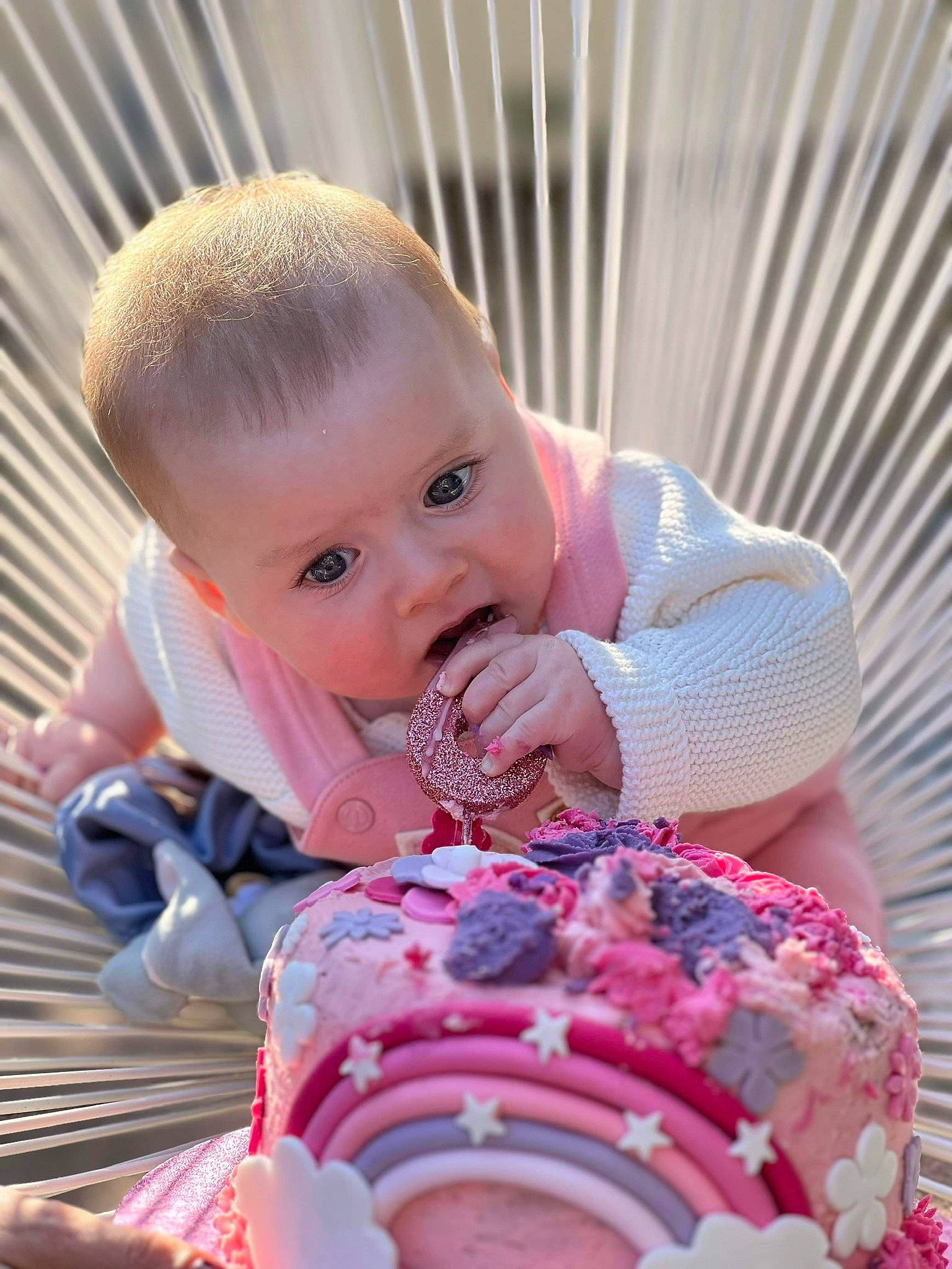 Victoire a rejoint le concours — aidez-le/la à gagner de superbes lots ! baby, baby_products, baby_toddler_clothing, carmine, cheek, child, comfort, fun, grass, happy, magenta, pattern, person, pink, play, portrait_photography, sitting, skin, sweetness, toddler