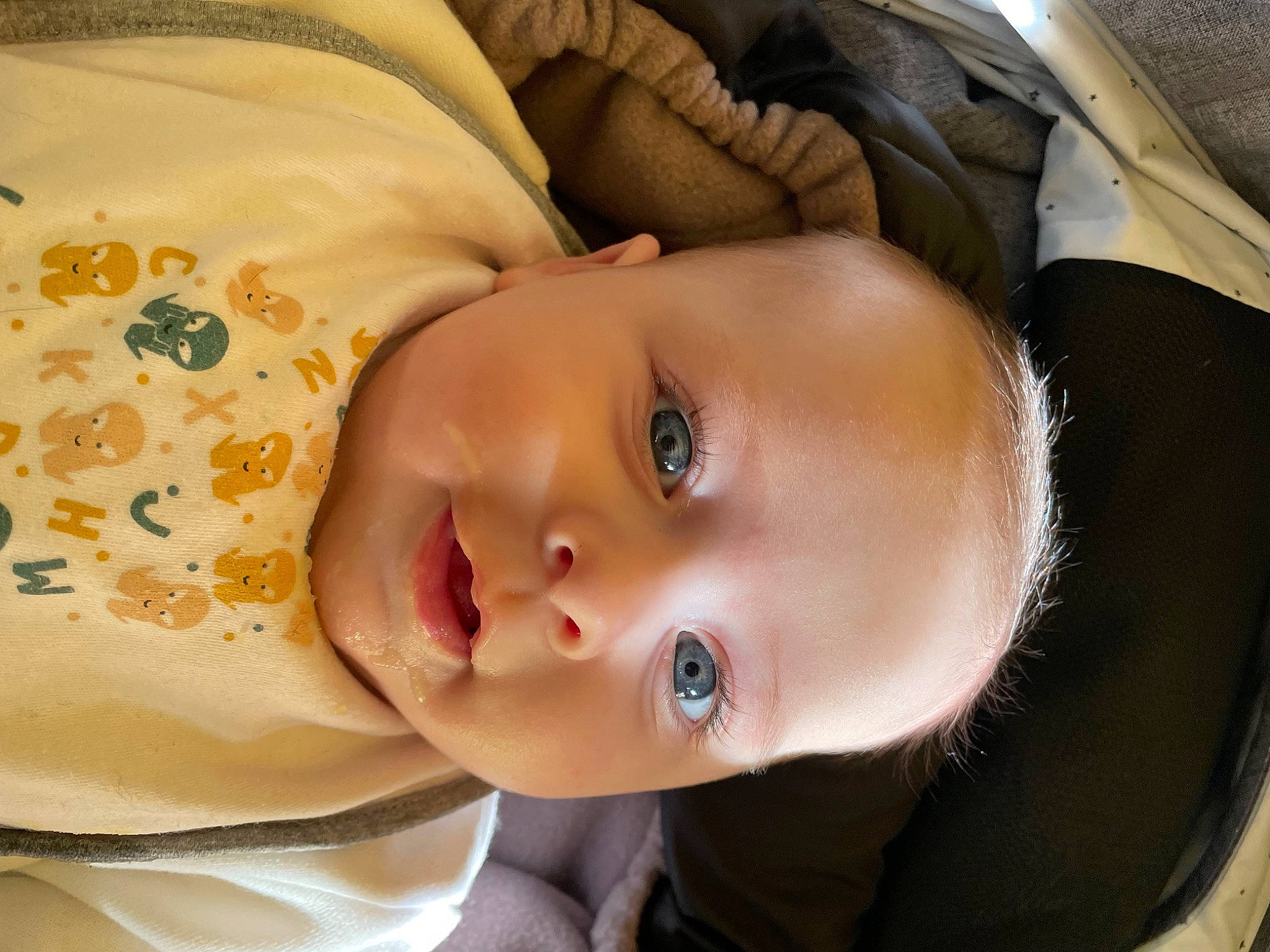 Victoire a rejoint le concours — aidez-le/la à gagner de superbes lots ! baby, baby_toddler_clothing, cheek, child, dress, eye, eyebrow, eyelash, face, happy, hat, headgear, iris, lip, mouth, nose, person, plant, skin, smile